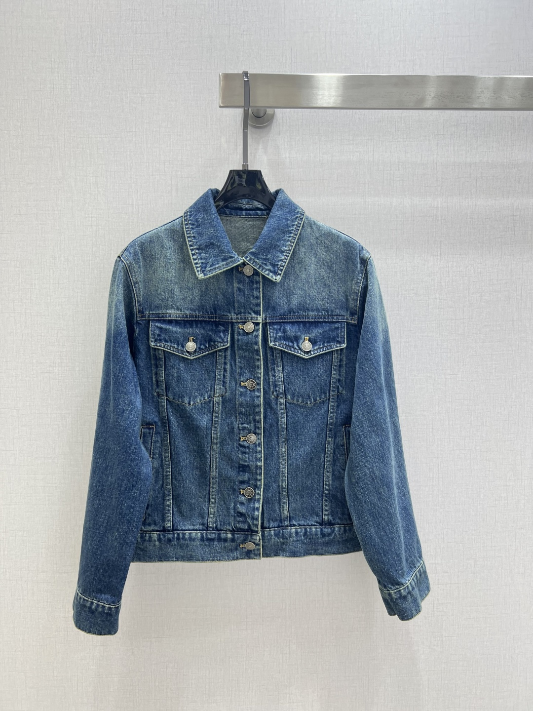 NO:791752,Highly recommended for early spring 26, the new lapel denim jacket is produced in the high-end series ~ super fashionable new denim denim. The upper body is cool and sassy with a unique color tone. The texture is fine, the cotton feels natural, it is muscular yet soft, super beautiful!  The details and workmanship are super good, new products are in stock, one color SML code, high quality ABC,,jackets & coats,jackets & coats,19860909强烈推荐 26早春新款 翻领牛仔夹克外套 高版系列出品~超时髦新款丹宁牛仔 个性色调上身又酷又飒爽 纹理细腻,棉感自然,既有筋骨感又不失柔软,超级漂亮！细节做工超级好,新品现货开抢 一个色 SML码 高品质ABC,,jackets & coats,jackets & coats,,Women's clothing