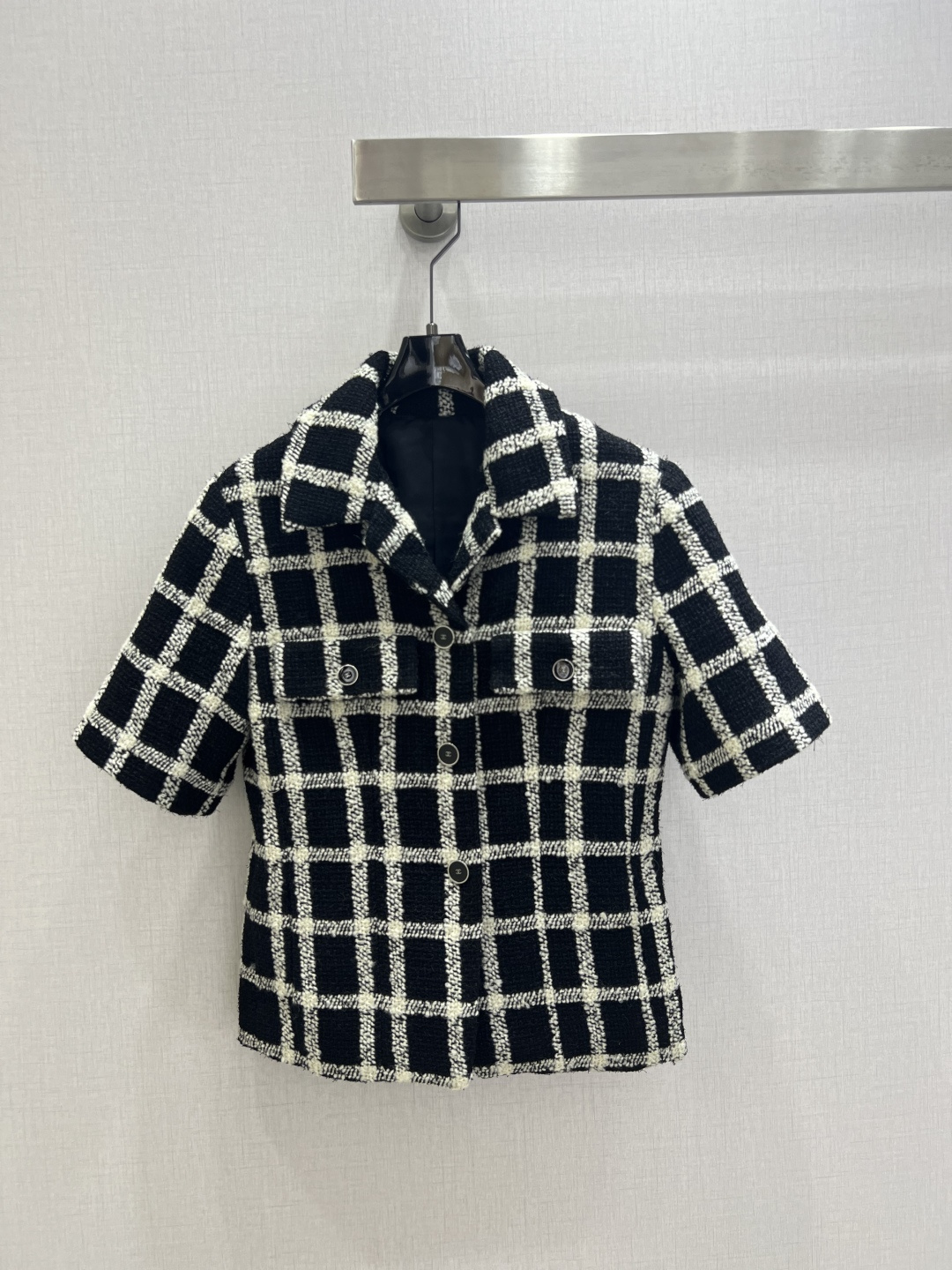 NO:792226,Highly recommended 26 early spring new black and white plaid tweed short-sleeved jacket, classic black and white plaid + wool tweed, thick and soft texture. The short-sleeved design is very suitable for spring and summer, with lapels + symmetrical pockets, elegant and practical! It can be easily controlled for daily commuting and leisure. Pair it with a hat or scarf from the same series, and the style is perfect!  One color SML code high quality ABC,,jackets & coats,T-shirt,hats,19860909强烈推荐 26早春新款 黑白格纹粗呢短袖外套,经典黑白格纹+羊毛斜纹软呢,质感厚实又柔软.短袖设计超适合春夏,翻领+对称口袋,优雅实用兼具!日常通勤,休闲都能轻松驾驭,搭配同系列帽子或围巾,造型感满分！一个色 SML码 高品质ABC,,jackets & coats,T-shirt,hats,,Women's clothing