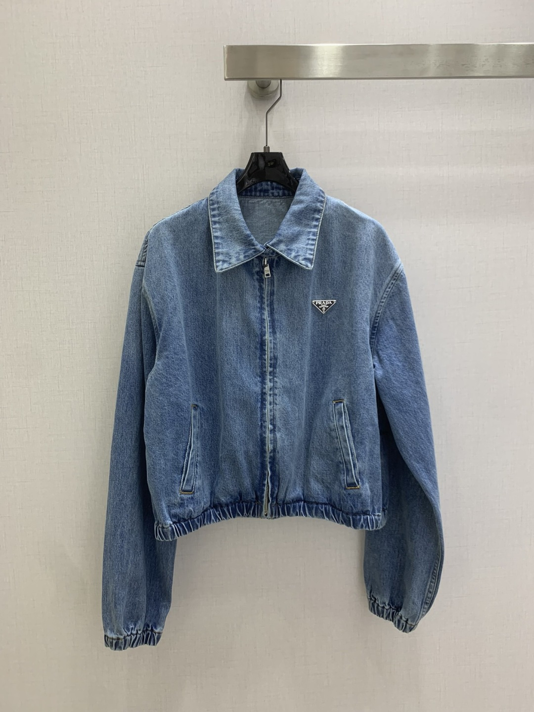 NO:793343,Highly recommended for early spring 26, the new lapel zipper denim jacket is produced in a high-end version ~ super fashionable new denim denim. The upper body is cool and sassy with a unique color tone. The texture is fine, the cotton feels natural, it is muscular yet soft, super beautiful!  The details and workmanship are super good, new products are in stock, one color SML code, high quality AB, jackets & coats,19860909强烈推荐 26早春新款 翻领拉链牛仔外套 高版出品~超时髦新款丹宁牛仔 个性色调上身又酷又飒爽 纹理细腻,棉感自然,既有筋骨感又不失柔软,超级漂亮！细节做工超级好,新品现货开抢 一个色 SML码 高品质AB,,jackets & coats,,Women's clothing