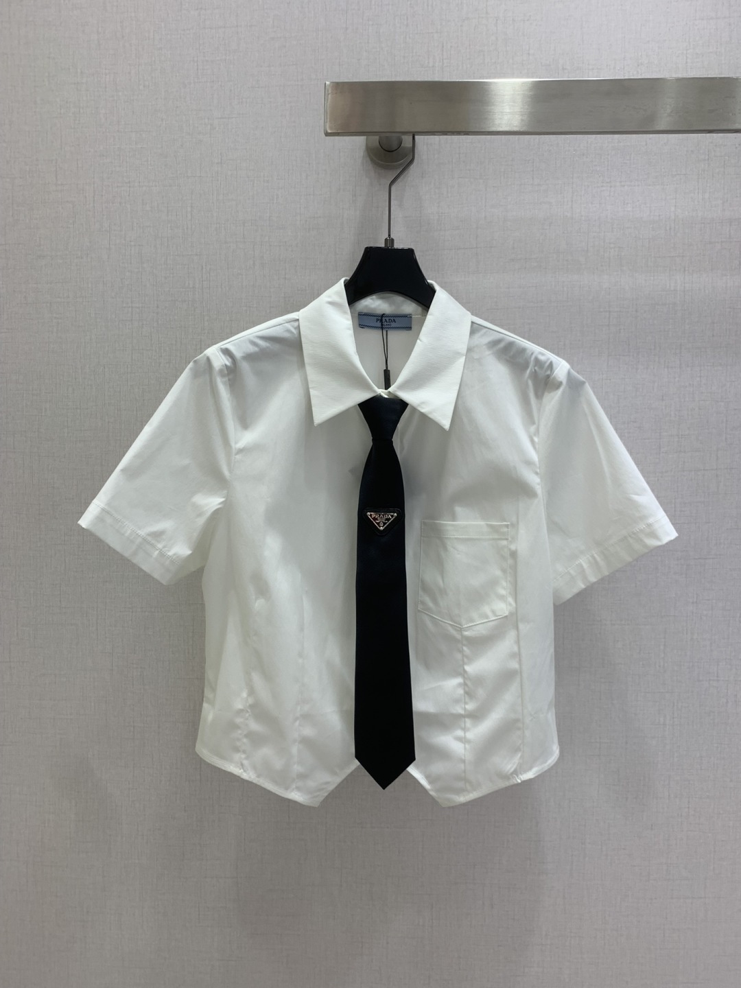 NO:793349,Highly recommended 26 early spring new style, tie-waisted short-sleeved shirt, low-key luxury three-dimensional tailoring, streamlined line design, noble and elegant yet full of gentle and intellectual temperament. Imported special materials will be amazing when you receive it. Customized fabric texture is amazing!  One color SML code high quality ABC,,shirts,T-shirt,ties,19860909强烈推荐 26早春新款 领带收腰短袖衬衫 低调奢华立体剪裁 精简线条感设计 高贵典雅又尽显温柔知性的气质 进口特殊材质 收到手会很惊艳 定制面料质感超赞！一个色 SML码 高品质ABC,,shirts,T-shirt,ties,,Women's clothing