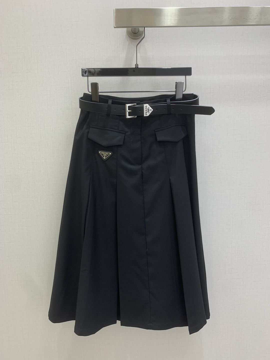 NO:793355,Highly recommended 26 early spring new belt pleated long skirt, age-reducing light luxury style skirt!  A super age-reducing and thought-provoking item, the version is versatile and doesn’t pick anyone’s upper body, so you don’t want to miss it!  Imported fabrics are exquisite and comfortable!  The quality of workmanship depends on the details!  Two colors SML code high quality ABC,,skirts,19860909强烈推荐 26早春新款 腰带压褶长半裙 减龄轻奢风半裙！ 超级减龄心机单品, 版型百搭不挑人上身美的不要不要的！进口面料质感细腻舒适！做工品质看细节！两个色 SML码 高品质ABC,,skirts,,Women's clothing