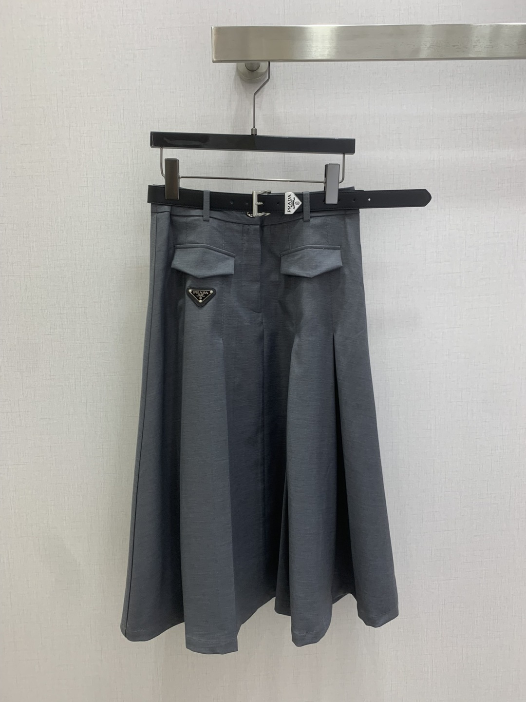 NO:793361,Highly recommended 26 early spring new belt pleated long skirt, age-reducing light luxury style skirt!  A super age-reducing and thought-provoking item, the version is versatile and doesn’t pick anyone’s upper body, so you don’t want to miss it!  Imported fabrics are exquisite and comfortable!  The quality of workmanship depends on the details!  Two colors SML code high quality ABC,,skirts,19860909强烈推荐 26早春新款 腰带压褶长半裙 减龄轻奢风半裙！ 超级减龄心机单品, 版型百搭不挑人上身美的不要不要的！进口面料质感细腻舒适！做工品质看细节！两个色 SML码 高品质ABC,,skirts,,Women's clothing