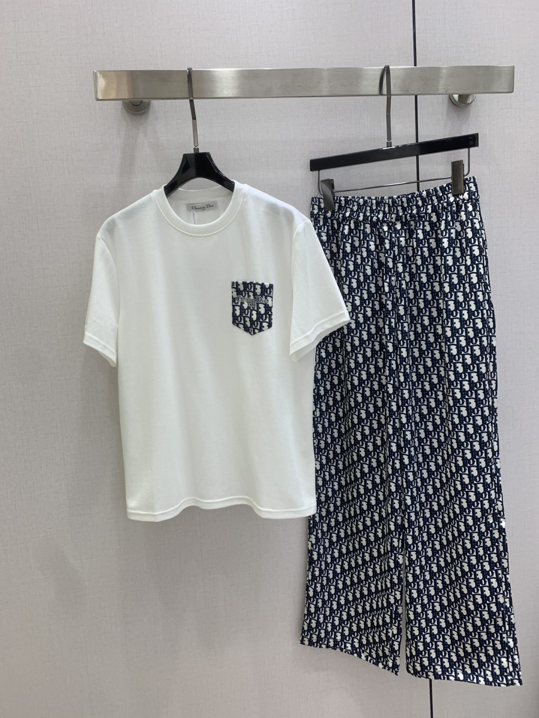 NO:793350,Highly recommended 26 early spring new style, presbyopic short-sleeved T-shirt and trousers suit, chest pocket positioning printing, high-grade satin fabric, classic logo printing, good-looking, fashionable and comfortable casual suit, two colors, SML code, high quality ABC, T-shirt, tees, t-shirt,19860909强烈推荐 26早春新款 老花短袖T恤长裤套装胸前口袋定位印花高级缎面面料经典logo印花好看时尚舒适休闲套装 两个色 SML码 高品质ABC,,T-shirt,tees，t-shirt,,Women's clothing