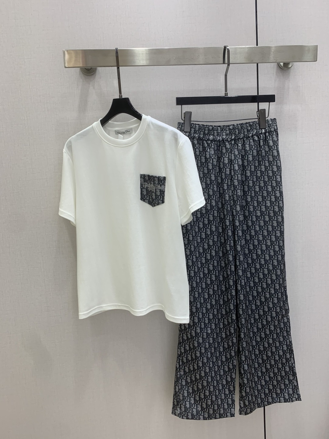 NO:793356,Highly recommended 26 early spring new style, presbyopic short-sleeved T-shirt and trousers suit, chest pocket positioning printing, high-grade satin fabric, classic logo printing, good-looking, fashionable and comfortable casual suit, two colors, SML code, high quality ABC, T-shirt, tees, t-shirt,19860909强烈推荐 26早春新款 老花短袖T恤长裤套装胸前口袋定位印花高级缎面面料经典logo印花好看时尚舒适休闲套装 两个色 SML码 高品质ABC,,T-shirt,tees，t-shirt,,Women's clothing