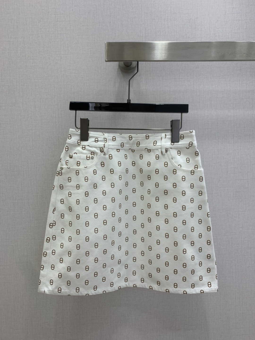 NO:791811,Highly recommended 26 early spring new printed leather skirt produced by Rocket Speed!  The whole piece is three-dimensional tailoring. It is all-round and exquisite. It super covers the flesh and makes the body look slimmer. It is very simple to wear and has a refreshing and fashionable sense of high-end. It is elegant and fashionable in daily life. It is very versatile. The color is very beautiful. The fabric is high-end and textured. Two colors. SMLXL code. High quality ABC,,skirts,19860909强烈推荐 26早春新款 印花皮牌半裙 火箭速度出品！整件立体剪裁 全方位精致做上身超级遮肉显瘦 超拉腿部比例 简简单单 穿出清爽时髦的高级感 日常优雅又时髦巨百搭 颜色很好看 面料高级又有质感 两个色 SMLXL码 高品质ABC,,skirts,,Women's clothing
