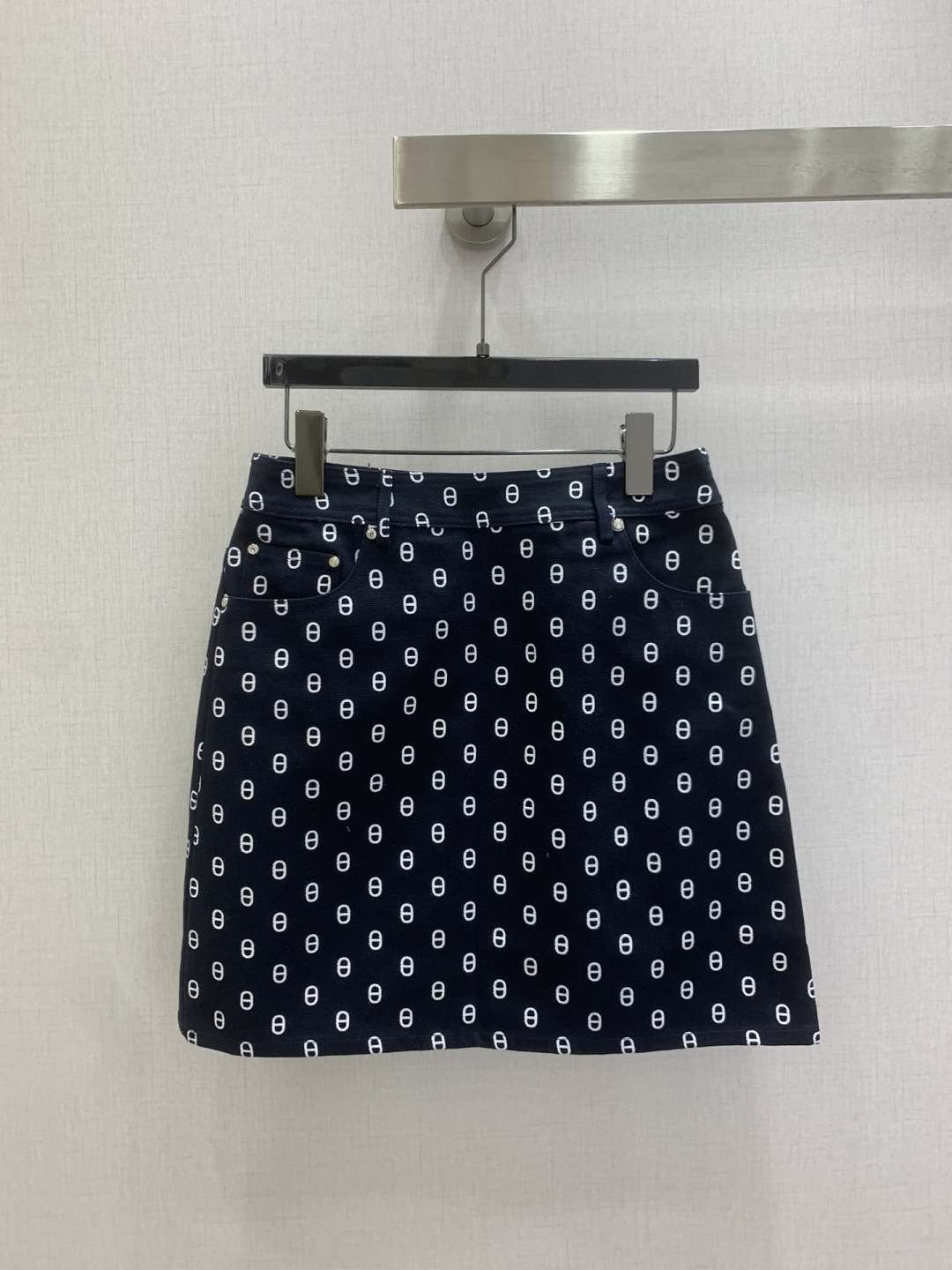 NO:791803,Highly recommended 26 early spring new printed leather skirt produced by Rocket Speed!  The whole piece is three-dimensional tailoring. It is all-round and exquisite. It super covers the flesh and makes the body look slimmer. It is very simple to wear and has a refreshing and fashionable sense of high-end. It is elegant and fashionable in daily life. It is very versatile. The color is very beautiful. The fabric is high-end and textured. Two colors. SMLXL code. High quality ABC,,skirts,19860909强烈推荐 26早春新款 印花皮牌半裙 火箭速度出品！整件立体剪裁 全方位精致做上身超级遮肉显瘦 超拉腿部比例 简简单单 穿出清爽时髦的高级感 日常优雅又时髦巨百搭 颜色很好看 面料高级又有质感 两个色 SMLXL码 高品质ABC,,skirts,,Women's clothing