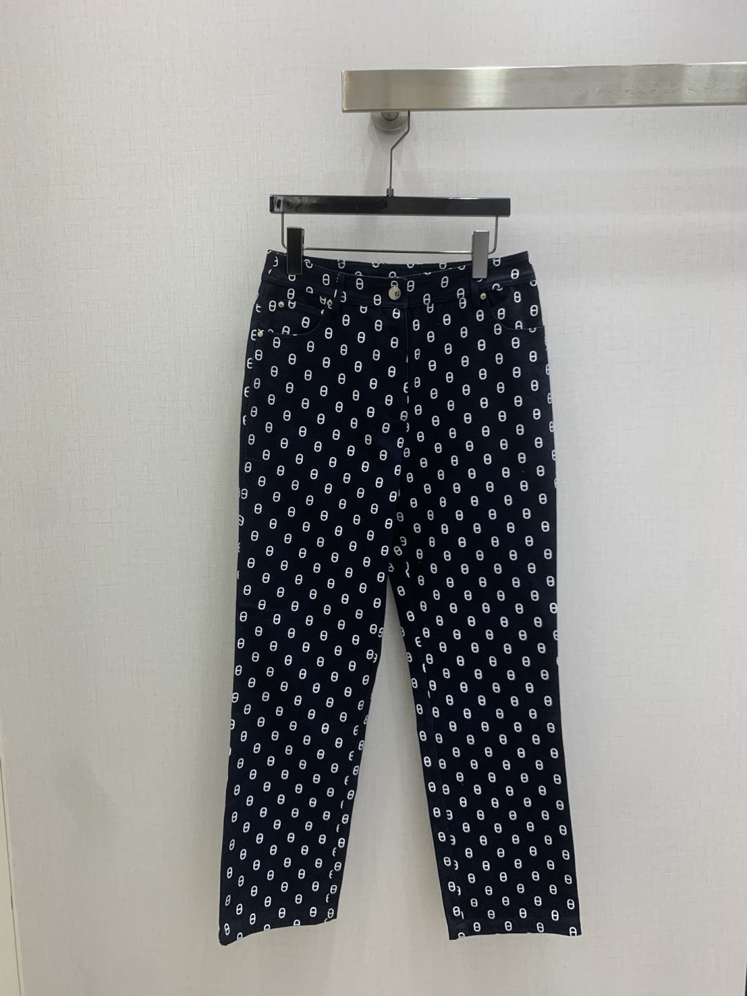 NO:791794,Highly recommended 26 early spring new printed straight trousers produced by Rocket Speed!  The whole piece is three-dimensional tailoring. It is all-round and exquisite. It super covers the flesh and makes you look slimmer. It is super slimming for the legs. It is simple and gives a refreshing and fashionable sense of high-end. It is elegant and fashionable in daily life. It is very versatile. The color is very beautiful. The fabric is high-end and textured. Two colors. SMLXL code. High quality ABC,,19860909强烈推荐 26早春新款 印花直筒长裤 火箭速度出品！整件立体剪裁 全方位精致做上身超级遮肉显瘦 超拉腿部比例 简简单单 穿出清爽时髦的高级感 日常优雅又时髦巨百搭 颜色很好看 面料高级又有质感 两个色 SMLXL码 高品质ABC,,,Women's clothing