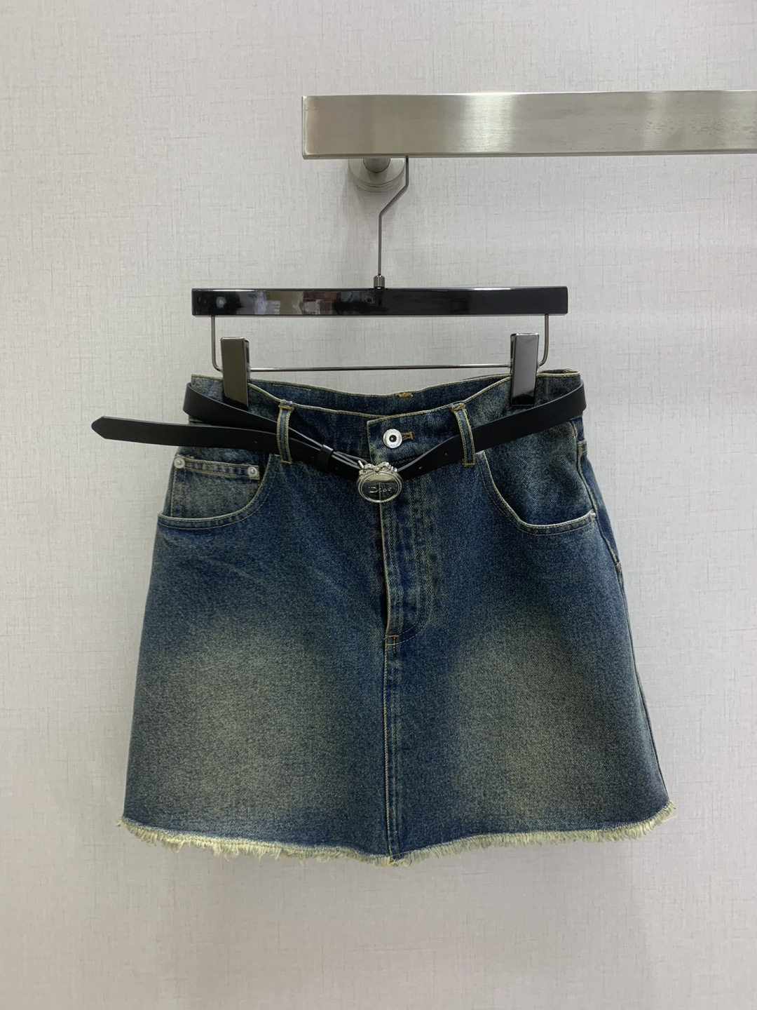 NO:791780,Highly recommended for the early spring of 26. Belt denim skirt. Made of washed denim material. The raw edge design has a retro feel. Exquisite and eye-catching. The high-waisted A-line version slims down and modifies the legs. Paired with a black belt and five logo metal buckles. Perfect details. Easy to control for daily commuting and leisure. Versatile with T-shirts or shirts. One color SMLXL code. High-quality ABC, skirts, shirts, tees, t-shirt,19860909强烈推荐 26早春新款 腰带牛仔半裙 水洗牛仔布材质 毛边设计超有复古感 精致又吸睛 高腰A字版型显瘦又修饰腿型 搭配黑色腰带和五粒logo金属扣 细节满分 日常通勤、休闲都能轻松驾驭 配T恤或衬衫都很百搭 一个色 SMLXL码 高品质ABC,,skirts,shirts,tees，t-shirt,,Women's clothing