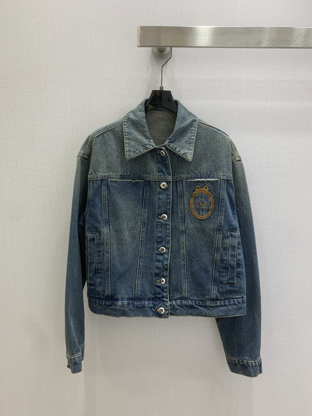 NO:791774,Highly recommended for the early spring of 26. Logo embroidered denim jacket. Classic blue denim + embroidered badge on the chest. Full of brand sense. Short cut. Matches with high-waisted pants or skirts to show off your body proportions. Logo metal buttons + symmetrical pockets. Practical and detailed. Loose shoulder design. Hidden body and lazy. Very convenient for daily outings and commuting appointments. One color SMLXL code. High quality ABC, skirts, jackets & coats,19860909强烈推荐 26早春新款 徽标刺绣牛仔外套 经典蓝色牛仔布+胸前刺绣徽章 品牌感满满 短款剪裁 搭配高腰裤或裙装都超显身材比例 logo金属纽扣+对称口袋 实用又有细节感 宽松落肩设计 藏肉又慵懒 日常出街、通勤约会都能很方便 一个色 SMLXL码 高品质ABC,,skirts,jackets & coats,,Women's clothing