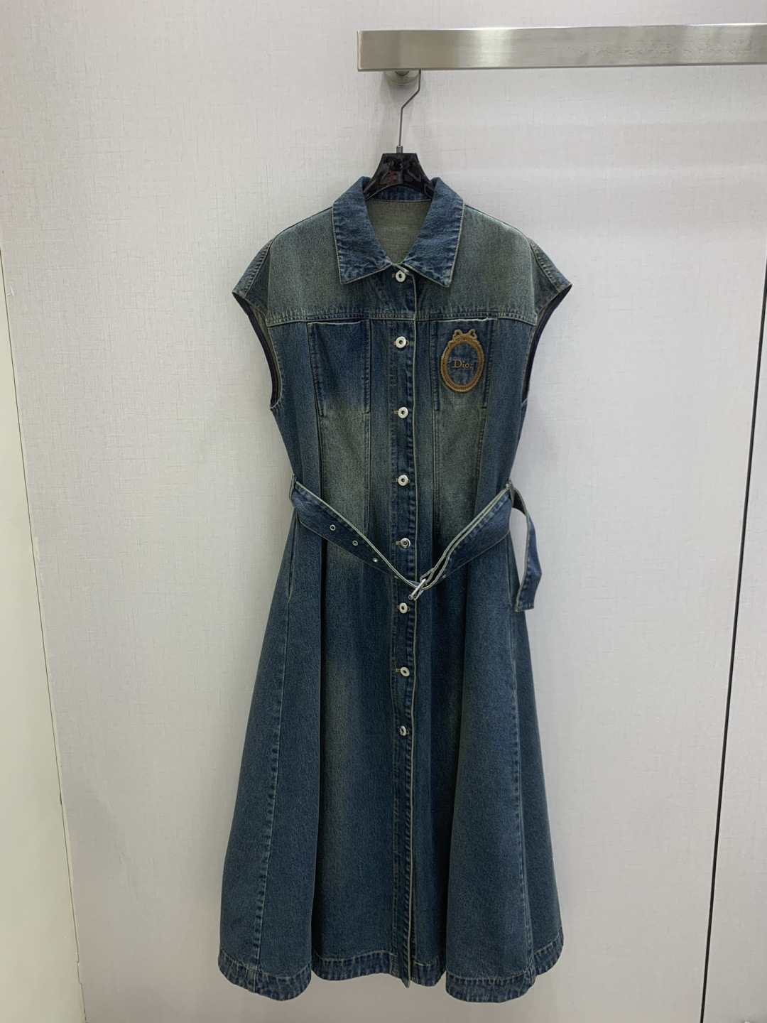 NO:791770,Highly recommended 26 early spring new denim sleeveless belt dress. Made of classic denim. Wear-resistant and breathable. Super comfortable for daily wear. Sleeveless design + lapels + front buttons. Simple and elegant. The fabric belt is adjustable and easily highlights the waistline. The embroidered badge on the chest is super detailed. The A-line skirt is of moderate length. It is OK to match with casual shoes or sandals in spring and summer. It can be easily controlled for commuting, leisure and outdoor. One color SMLXL code. High quality ABC, sandals, skirts, etc.19860909强烈推荐 26早春新款 牛仔无袖腰带连衣裙 采用经典牛仔布 耐磨又透气 日常穿着超舒适 无袖设计+翻领+正面纽扣 简约大方 本布腰带可调节 轻松凸显腰线 胸前刺绣徽章超有细节感 A字裙摆长度适中 春夏季节随便搭配休闲鞋或凉鞋都很OK 通勤、休闲、户外都能轻松驾驭 一个色 SMLXL码 高品质ABC,,sandals,skirts,,Women's clothing