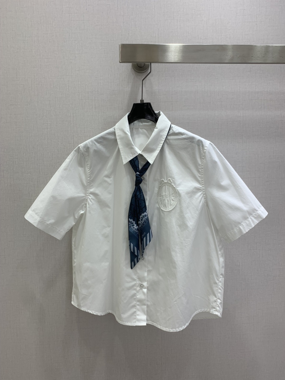 NO:791766,D Home 26 early spring new style, short-sleeved white shirt with presbyopic tie, uniform white shirt + dark blue D letter presbyopic printed tie, white shirt with loose short sleeves, embroidered badge on the chest with super detailed sense, cotton fabric is breathable and comfortable, very suitable for spring and summer ~ tie with dark blue bottom and white pattern, JK atmosphere directly fills up, daily wear and photo shoot, fresh and artistic style, relaxed, one color SMLXL code  High quality ABC,,dior,shirts,T-shirt,ties,19860909D家 26早春新款 老花领带短袖白衬衫 制服白衬衫+深蓝D字母老花印花领带 白衬衫宽松短袖 胸前刺绣徽章超有细节感 棉质面料透气舒适 春夏穿超合适～领带深蓝底配白色花纹 JK氛围感直接拉满 日常穿搭 拍照都很出片 清新文艺风轻松 一个色 SMLXL码 高品质ABC,,dior,shirts,T-shirt,ties,,Women's clothing
