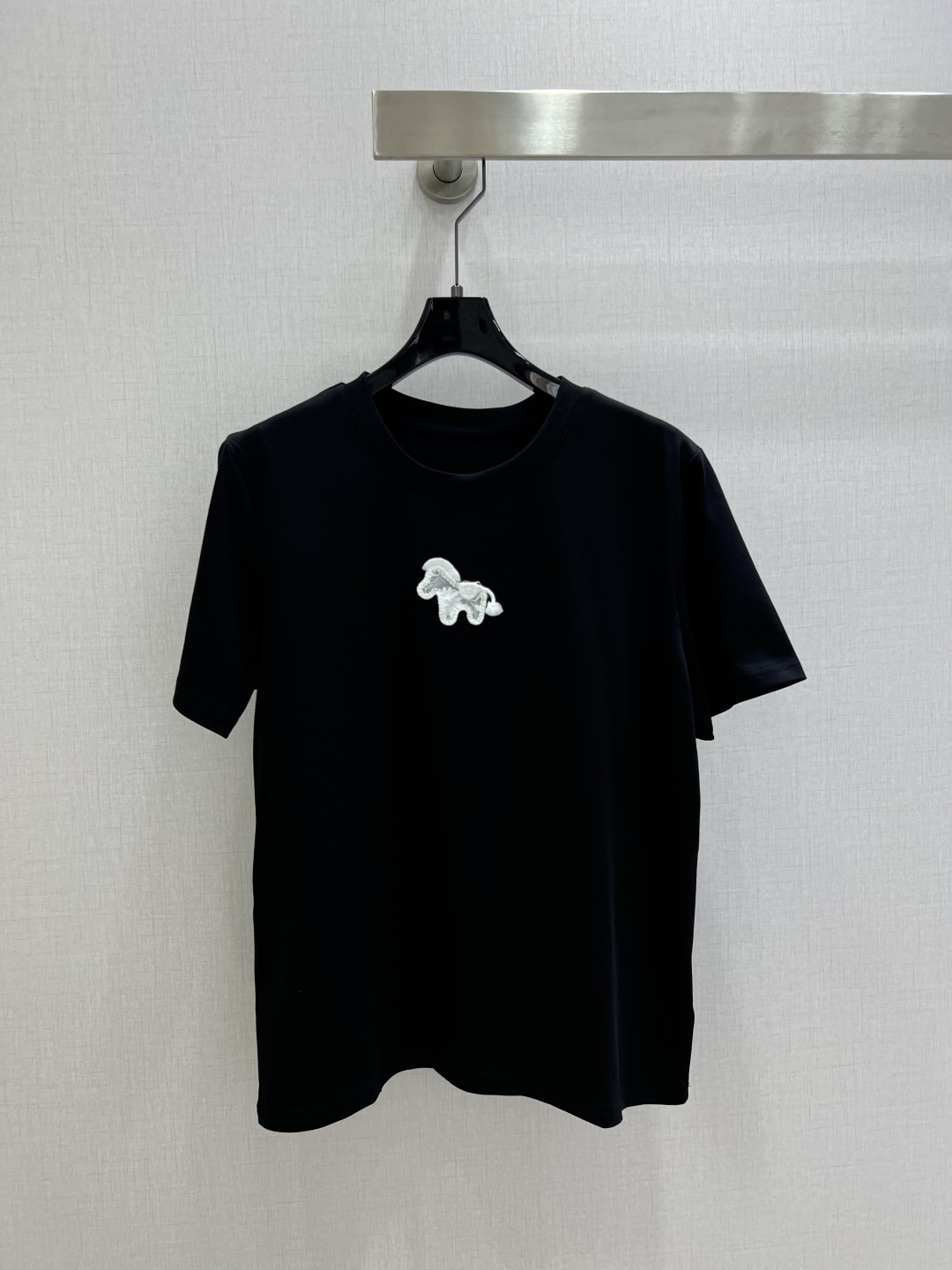 NO:792791,Highly recommended 26 early spring new embroidered pony short-sleeved T-shirt with white pony pattern on the chest, simple and interesting!  Pure cotton material, soft and skin-friendly, breathable and comfortable, very suitable for summer wear, loose shoulder style, lazy and casual, slimming and not picky, easy to control for daily outings and leisure. Two colors SML code, high quality ABC, T-shirt, tees, t-shirt,19860909强烈推荐 26早春新款 刺绣小马短袖T恤,胸前白色小马图案,简约又有趣！纯棉材质,柔软亲肤,透气舒适,夏天穿超合适,宽松正肩版型,慵懒随性,显瘦不挑身材,日常出街、休闲都能轻松驾驭.两个色 SML码 高品质ABC,,T-shirt,tees，t-shirt,,Women's clothing