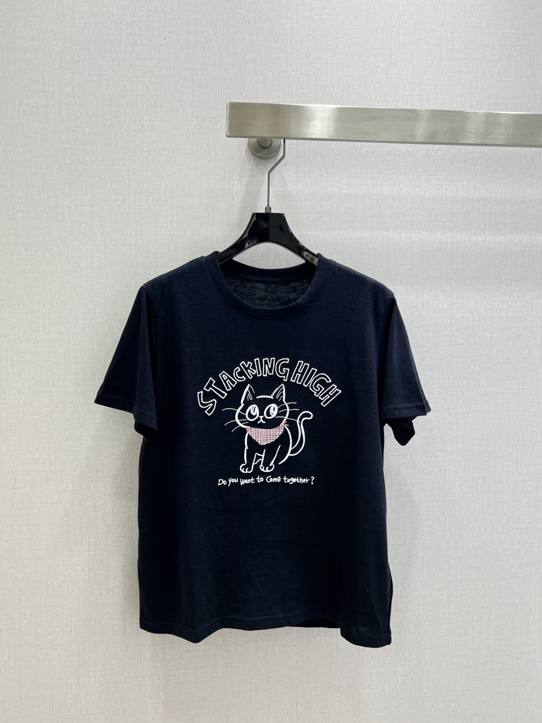 NO:792788,Highly recommended 26 early spring new cat letter printed short-sleeved T-shirt, simple and interesting!  Pure cotton material, soft and skin-friendly, breathable and comfortable, very suitable for summer wear, loose shoulder style, lazy and casual, slimming and not picky, easy to control for daily outings and leisure. Two colors SML code, high quality ABC, T-shirt, tees, t-shirt,19860909强烈推荐 26早春新款 小猫字母印花短袖T恤,简约又有趣！纯棉材质,柔软亲肤,透气舒适,夏天穿超合适,宽松正肩版型,慵懒随性,显瘦不挑身材,日常出街、休闲都能轻松驾驭.两个色 SML码 高品质ABC,,T-shirt,tees，t-shirt,,Women's clothing