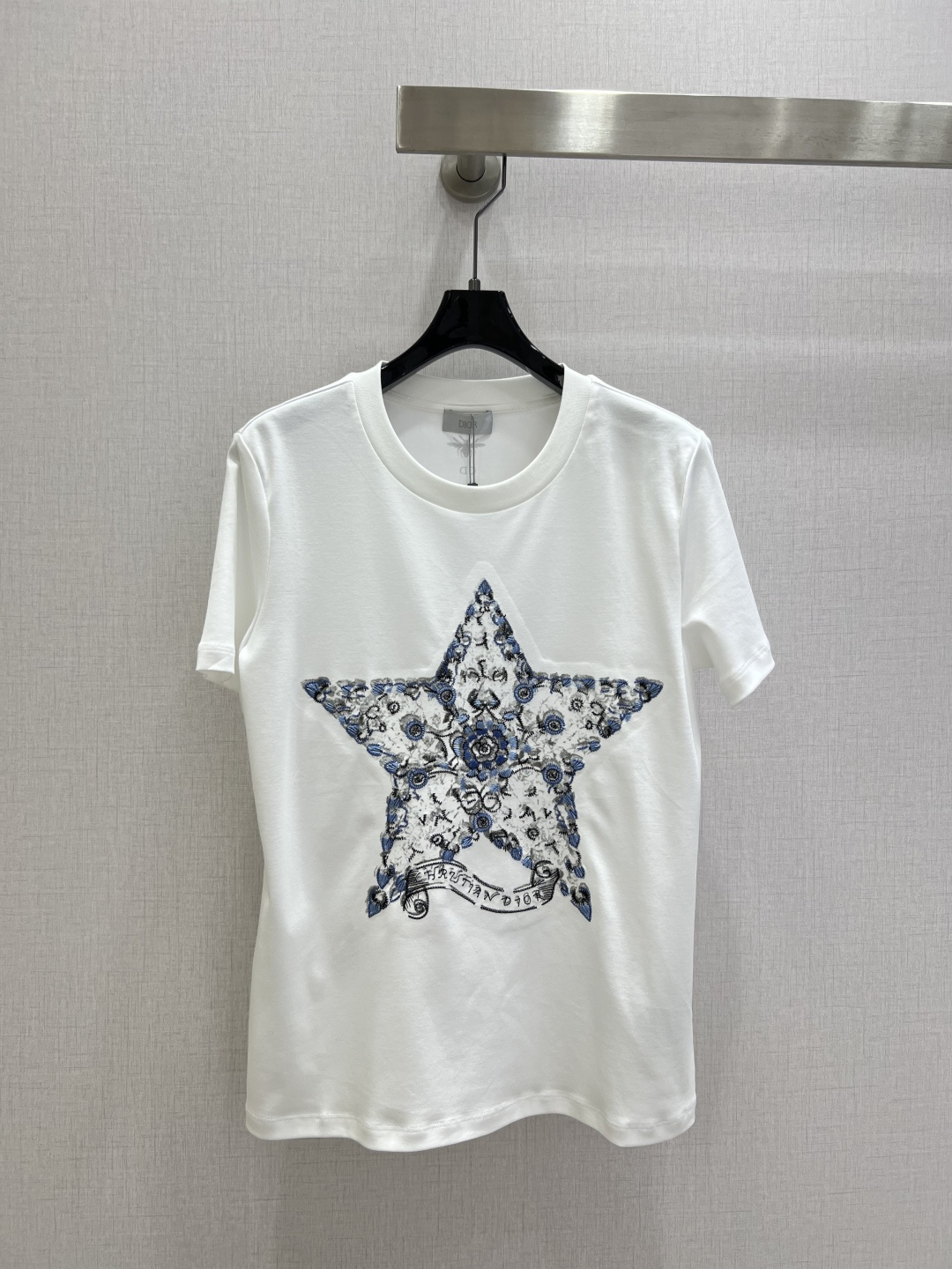 NO:792794,Highly recommended 26 early spring new style short-sleeved T-shirt with five-pointed star pattern. It is carefully made of white cotton liquid ammonia blended jersey fabric and decorated with Pietro.  The black Dior Around the World graphic embroidery designed by Pietro Ruffo shows stars decorated with flowers, paying tribute to the collection's classic Scottish heritage theme and Marie Stuart's famous saying 'En ma fin est mon commencement' (My end is my beginning). It has a classic crew neck silhouette and is decorated with the bee logo and CD logo on the back. It can be worn with other Dior Around the World graphic items. One color SML code  High quality ABC,,dior,T-shirt,tees,t-shirt,19860909强烈推荐 26早春新款 五角星图案短袖T恤 采用白色棉质液氨混纺平纹针织面料精心制作,饰以彼得罗．鲁福（ Pietro Ruffo）设计的黑色 Dior Around the World 图案刺绣,展现了花朵装饰的星星,致敬该系列经典的苏格兰承传主题,以及玛丽·斯图亚特( Marie Stuart )的名言' En ma fin est mon commencement '（我的终结便是我的开始）,经典圆领廓形,背面饰以小蜜蜂标识和 CD 标志,可搭配其他 Dior Around the World 图案单品穿着.一个色 SML码 高品质ABC,,dior,T-shirt,tees，t-shirt,,Women's clothing