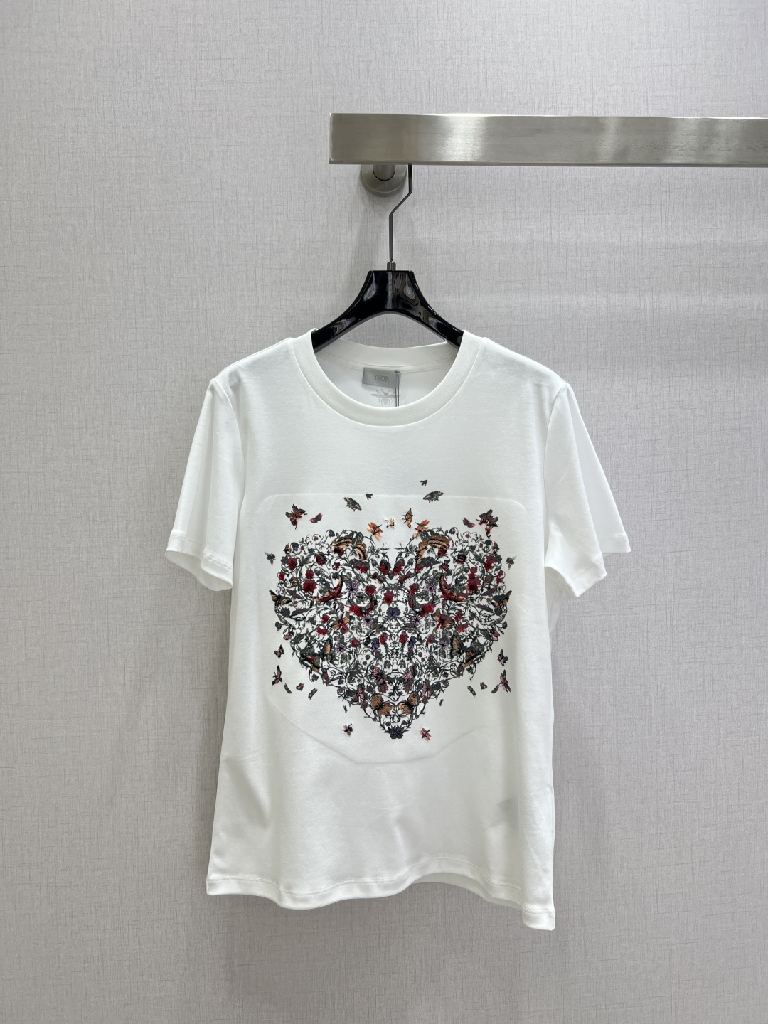 NO:792800,Highly recommended for the early spring of 26, the new love embroidery printed mercerized cotton short-sleeved T-shirt is made of liquid mercerized cotton material. This one is really good-looking. The front printing is superimposed with embroidered love crafts. The chest is covered with flower, bird and butterfly patterns for embellishment. The love style is super age-reducing. The classic CD bee logo on the back neckline highlights the brand tonality. It is very fashionable to wear alone or inside!  One color SML code high quality ABC,,T-shirt,tees,t-shirt,19860909强烈推荐 26早春新款 爱心刺绣印花丝光棉短袖T恤 采用液安丝光棉材质,这款真的巨好看 前印花叠加刺绣爱心工艺 胸前铺满了花鸟蝴蝶图案做点缀 爱心样式 超减龄的 后领口经典CD蜜蜂logo彰显品牌调性单穿内搭都很时髦！一个色 SML码 高品质ABC,,T-shirt,tees，t-shirt,,Women's clothing