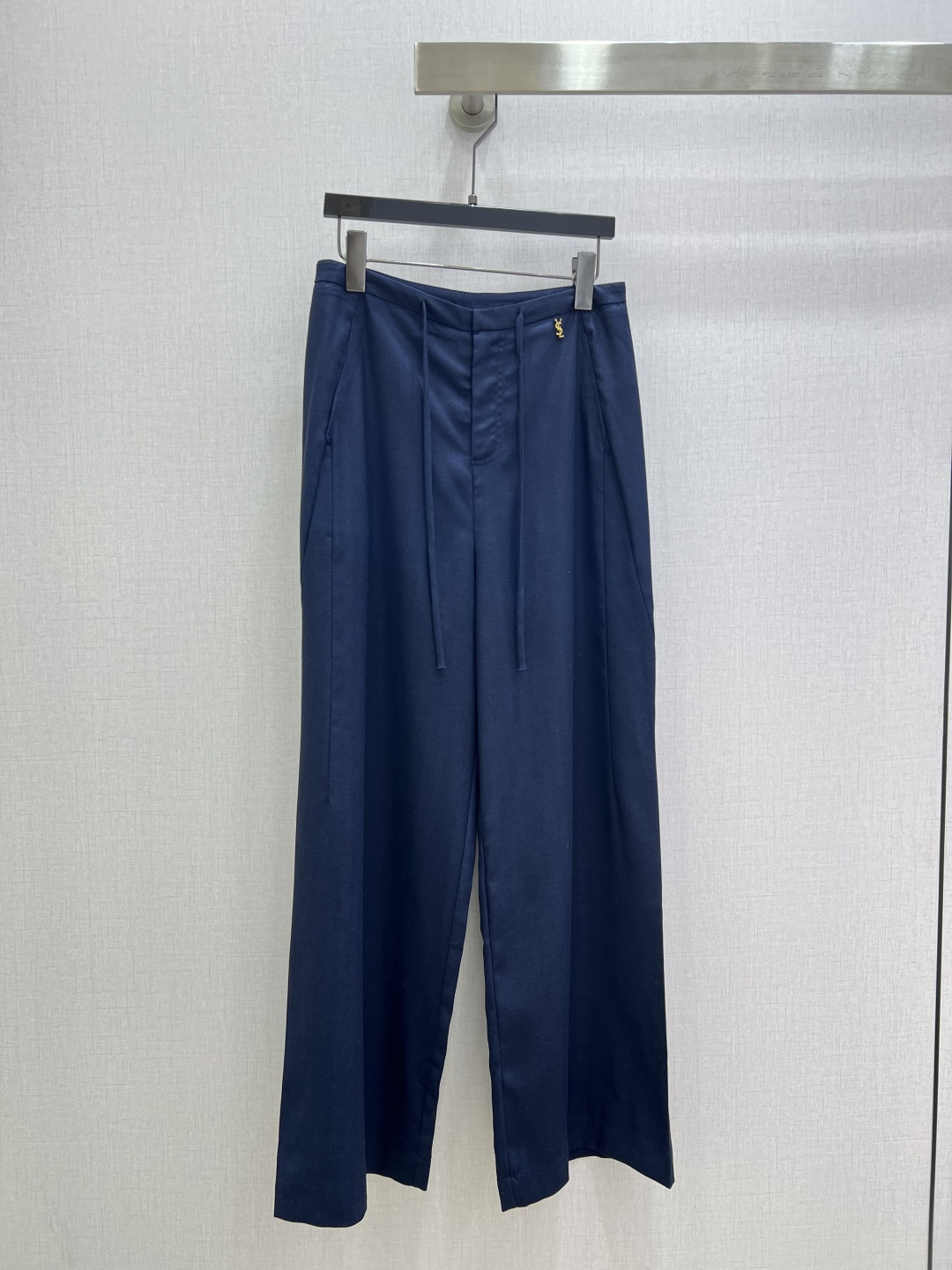 NO:792240,Highly recommended 26 early spring new style linen wide-leg trousers with hardware laces. Linen. Not picky about body shape requirements. The upper body is particularly good!  The style of matching is also very versatile. Exquisite advanced customization. The texture of the fabric is awesome. Retro and elegant. The upper body is cool, handsome, age-reducing, fashionable and refined. Two colors. SML code. High quality ABC,,19860909强烈推荐 26早春新款 五金系带亚麻阔腿长裤 亚麻 不挑剔身形要求 上身特别赞！搭配的风格也很通吃 精致高级定制 富有肌理感的面料质感超赞 复古优雅 上身酷帅减龄时髦精致 两个色 SML码 高品质ABC,,,Women's clothing