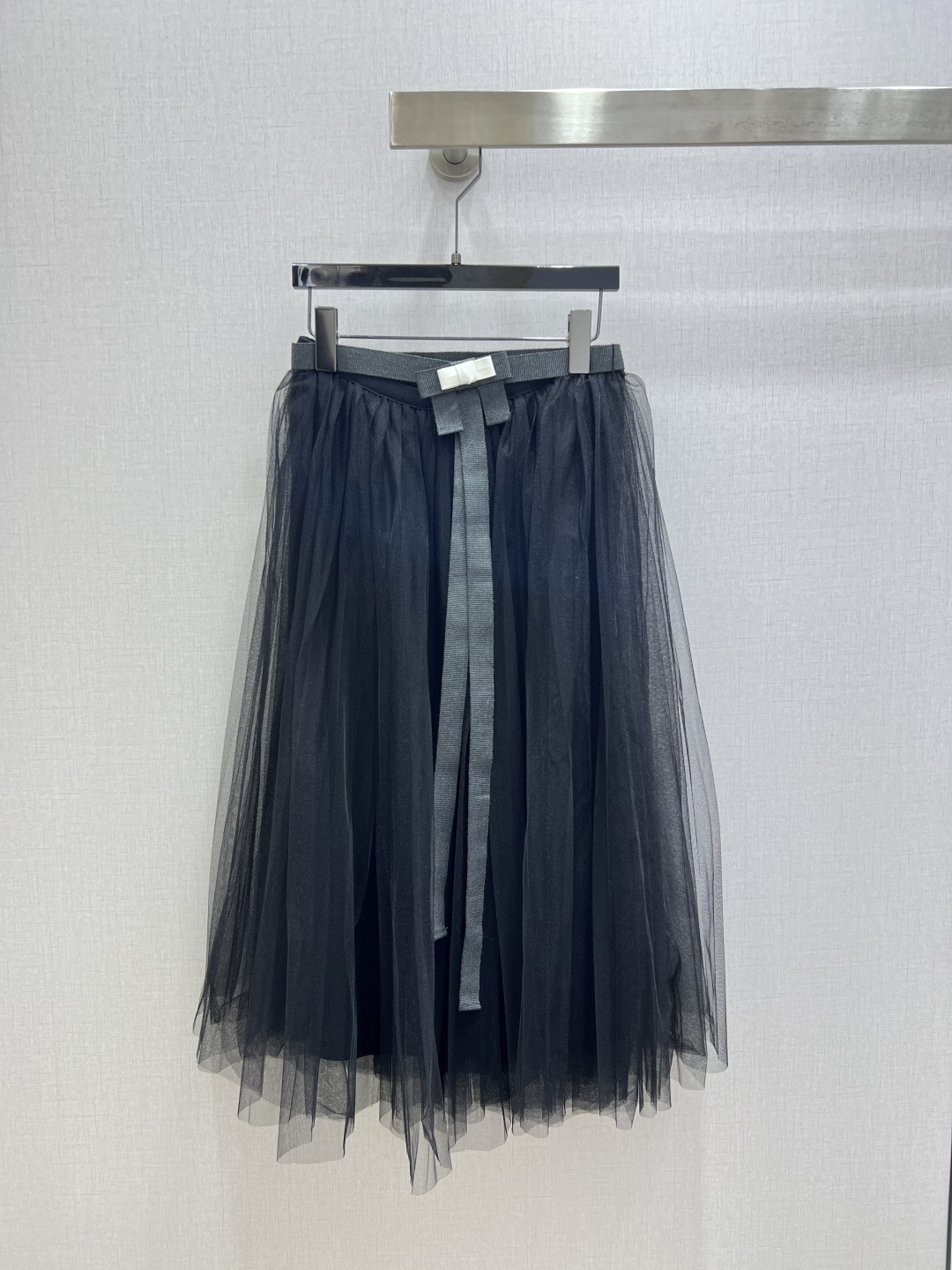 NO:792795,Highly recommended 26 early spring new belt mesh long skirt, made of light mesh, super elegant layered design, elastic waist + gray bow ribbon embellishment, full of details. Mid-length A-line version, slimming and modifying the leg shape, can be easily used for daily life, dating, and taking photos. It looks great when paired with a simple top or sweater!  One color SML code high quality ABC,,skirts,19860909强烈推荐 26早春新款 腰带网纱长半裙,采用轻盈网纱,层叠设计超飘逸,松紧腰+灰色蝴蝶结丝带点缀,细节满分.中长款A字版型,显瘦又修饰腿型,日常、约会、拍照都能轻松驾驭,搭配简约上衣或针织衫都很出片！一个色 SML码 高品质ABC,,skirts,,Women's clothing