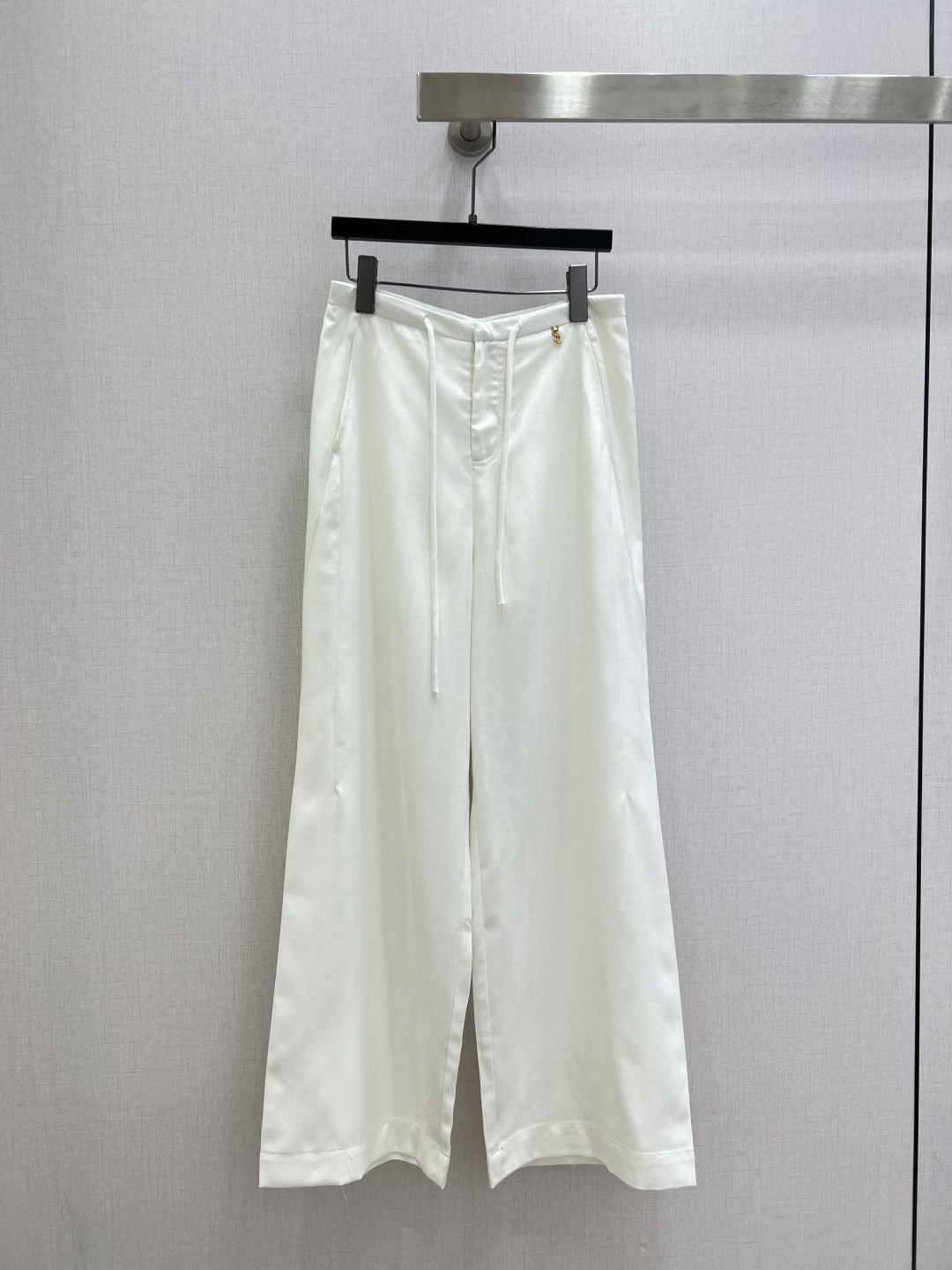 NO:792234,Highly recommended 26 early spring new style linen wide-leg trousers with hardware laces. Linen. Not picky about body shape requirements. The upper body is particularly good!  The style of matching is also very versatile. Exquisite advanced customization. The texture of the fabric is awesome. Retro and elegant. The upper body is cool, handsome, age-reducing, fashionable and refined. Two colors. SML code. High quality ABC,,19860909强烈推荐 26早春新款 五金系带亚麻阔腿长裤 亚麻 不挑剔身形要求 上身特别赞！搭配的风格也很通吃 精致高级定制 富有肌理感的面料质感超赞 复古优雅 上身酷帅减龄时髦精致 两个色 SML码 高品质ABC,,,Women's clothing