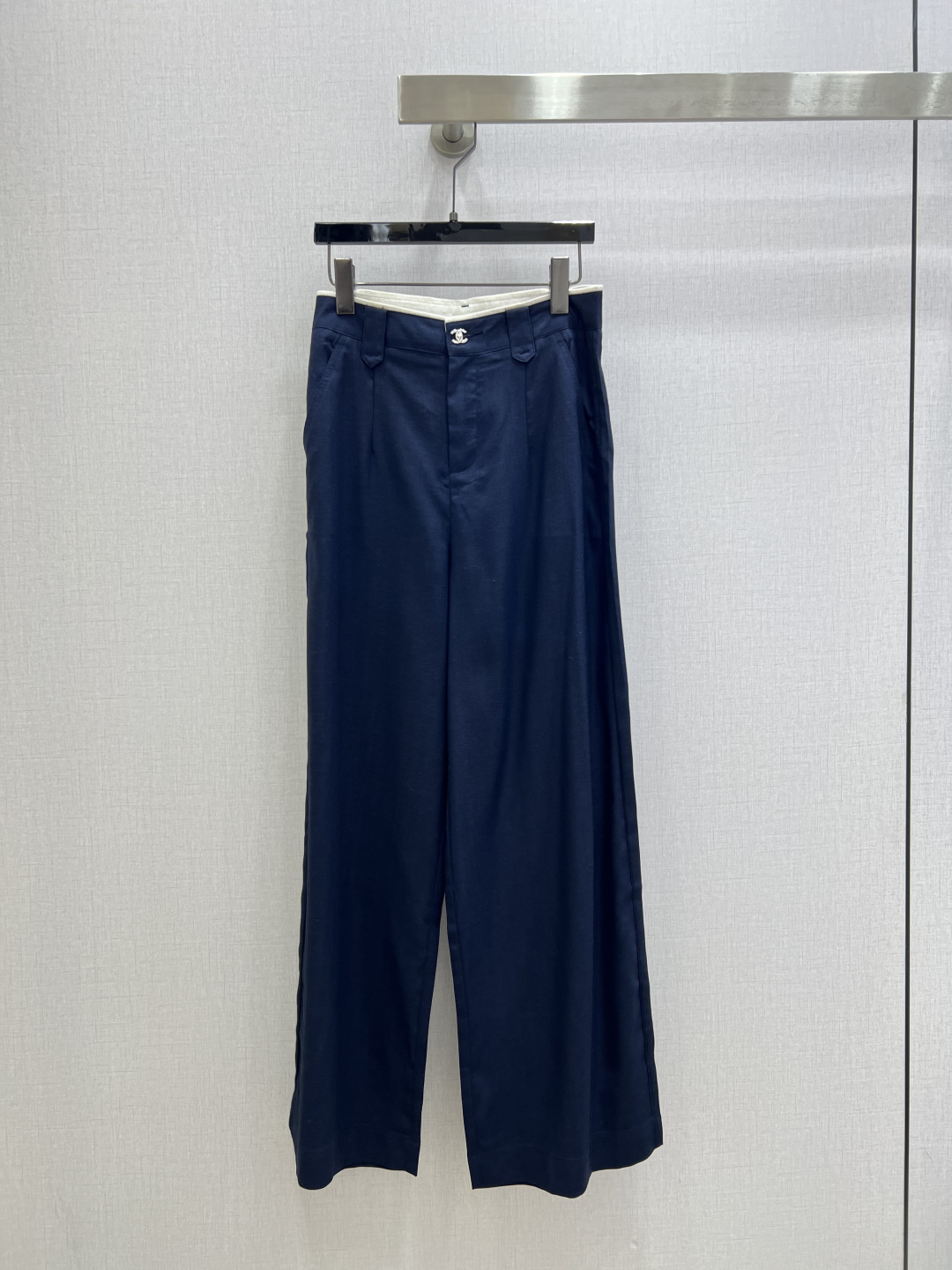 NO:792222,Highly recommended 26 early spring new linen minimalist wide-leg trousers, linen, not picky about body shape requirements, the upper body is particularly good!  The style of matching is also very versatile. Exquisite advanced customization. The texture of the fabric is awesome. Retro and elegant. The upper body is cool and handsome, age-reducing and fashionable. Two colors. SML code. High quality ABC,,19860909强烈推荐 26早春新款 亚麻极简阔腿长裤 亚麻 不挑剔身形要求 上身特别赞！搭配的风格也很通吃 精致高级定制 富有肌理感的面料质感超赞 复古优雅 上身酷帅减龄时髦精 两个色 SML码 高品质ABC,,,Women's clothing