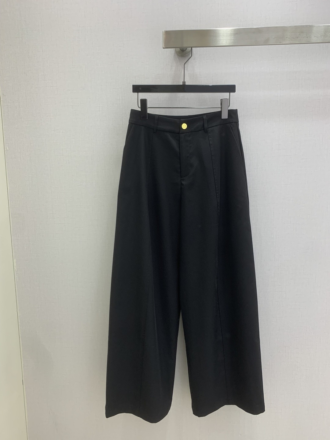 NO:792812,Highly recommend the 26 early spring new style straight-leg trousers with flap pockets and hardware. You are not picky about your body shape. The upper body is particularly good!  The style of matching is also very versatile. Exquisite advanced customization. The texture of the fabric is awesome. Retro and elegant. The upper body is cool and handsome, age-reducing and fashionable. Two colors. SML code. High quality AB,,19860909强烈推荐 26早春新款 翻盖口袋五金直筒长裤 不挑剔身形要求 上身特别赞！搭配的风格也很通吃 精致高级定制 富有肌理感的面料质感超赞 复古优雅 上身酷帅减龄时髦精 两个色 SML码 高品质AB,,,Women's clothing
