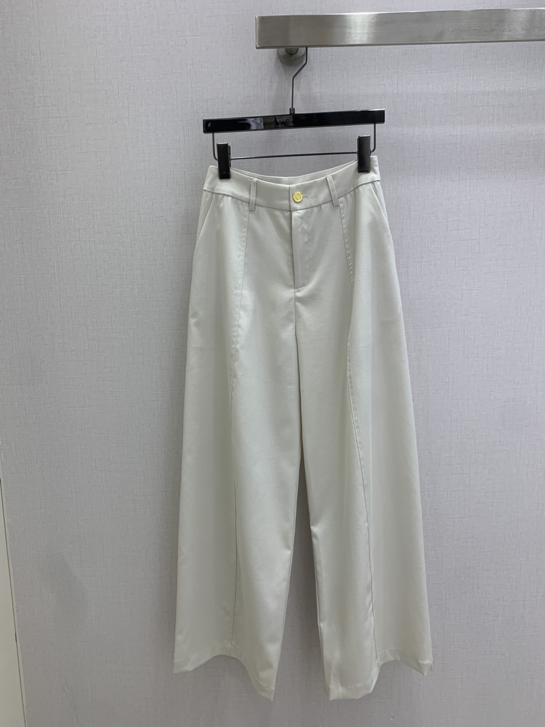 NO:792808,Highly recommend the 26 early spring new style straight-leg trousers with flap pockets and hardware. You are not picky about your body shape. The upper body is particularly good!  The style of matching is also very versatile. Exquisite advanced customization. The texture of the fabric is awesome. Retro and elegant. The upper body is cool and handsome, age-reducing and fashionable. Two colors. SML code. High quality ABC,,19860909强烈推荐 26早春新款 翻盖口袋五金直筒长裤 不挑剔身形要求 上身特别赞！搭配的风格也很通吃 精致高级定制 富有肌理感的面料质感超赞 复古优雅 上身酷帅减龄时髦精 两个色 SML码 高品质ABC,,,Women's clothing