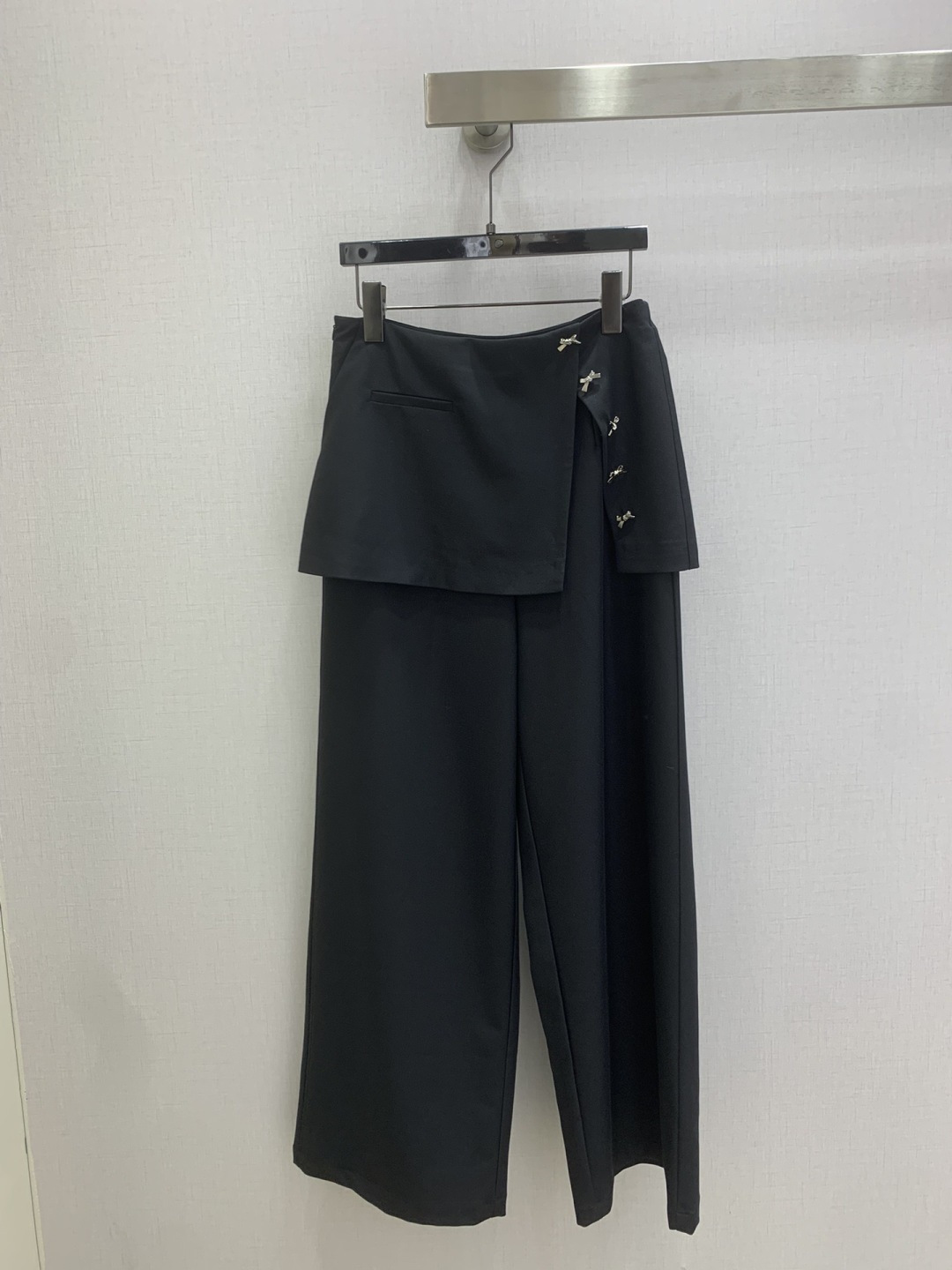 NO:792804,Highly recommended 26 early spring new style bow skirt and wide-leg trousers. Not picky about body shape requirements. The upper body is particularly good!  The style of matching is also very versatile. Exquisite advanced customization. The texture of the textured fabric is awesome. Retro and elegant. The upper body is cool and handsome, reducing age and fashionable. One color SML code, high quality ABC,,skirts,19860909强烈推荐 26早春新款 蝴蝶结裤裙阔腿长裤 不挑剔身形要求 上身特别赞！搭配的风格也很通吃 精致高级定制 富有肌理感的面料质感超赞 复古优雅 上身酷帅减龄时髦精 一个色 SML码 高品质ABC,,skirts,,Women's clothing