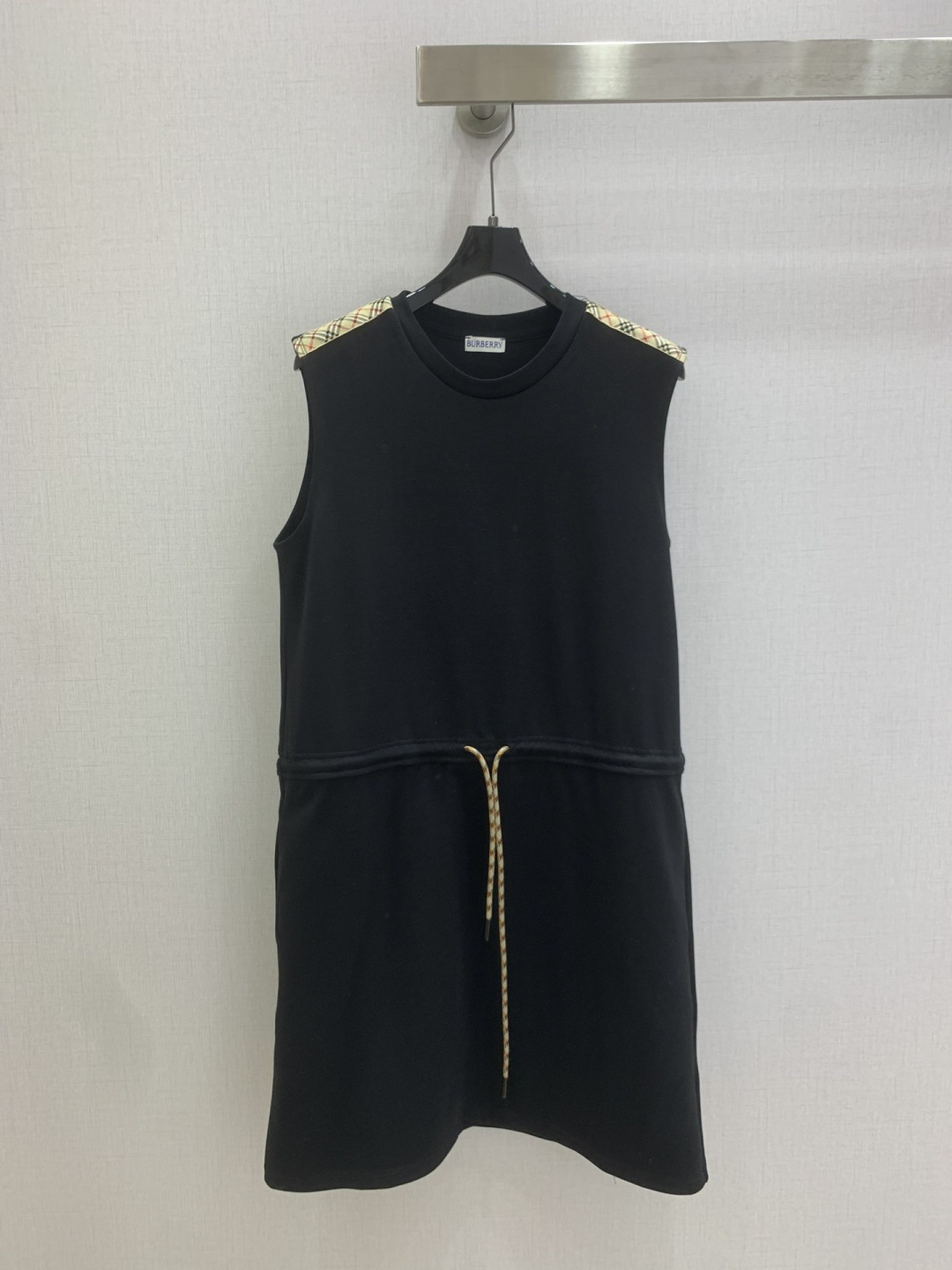 NO:792870,Highly recommended 26 early spring new style patchwork waist vest dress, fashionable and low-key, elegant and luxurious!  The version is versatile and not picky, the original customized technical fabric, the quality of workmanship depends on the details. A must-have for white, rich and beautiful, two colors SML code, high quality ABC,,skirts,19860909强烈推荐 26早春新款 拼接收腰背心连衣裙 时髦低调 气质又奢华高级！版型百搭不挑人,原版定制科技面料 做工品质看细节.白富美必入 两个色 SML码 高品质ABC,,skirts,,Women's clothing