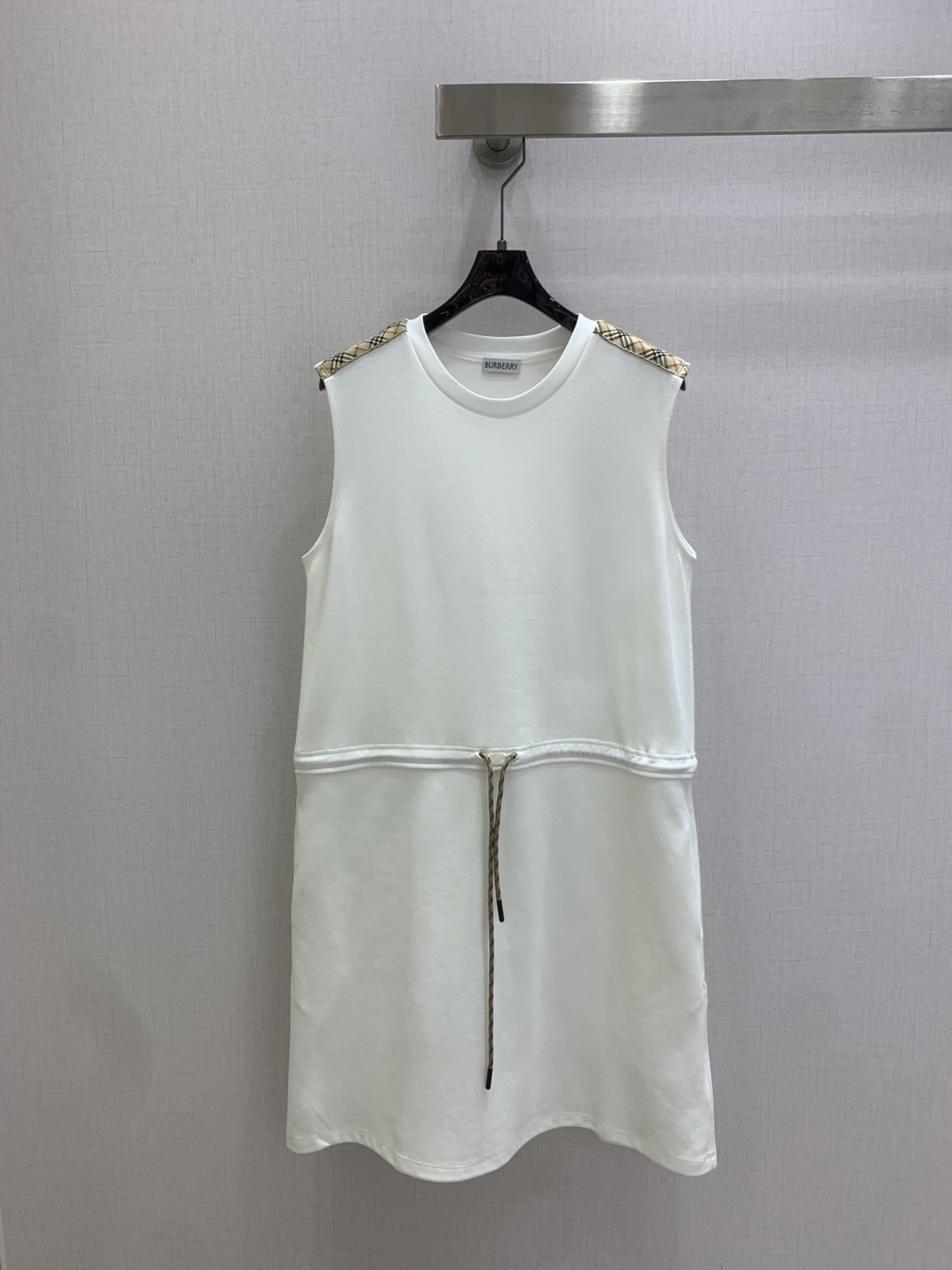 NO:792866,Highly recommended 26 early spring new style patchwork waist vest dress, fashionable and low-key, elegant and luxurious!  The version is versatile and not picky, the original customized technical fabric, the quality of workmanship depends on the details. A must-have for white, rich and beautiful, two colors SML code, high quality ABC,,skirts,19860909强烈推荐 26早春新款 拼接收腰背心连衣裙 时髦低调 气质又奢华高级！版型百搭不挑人,原版定制科技面料 做工品质看细节.白富美必入 两个色 SML码 高品质ABC,,skirts,,Women's clothing