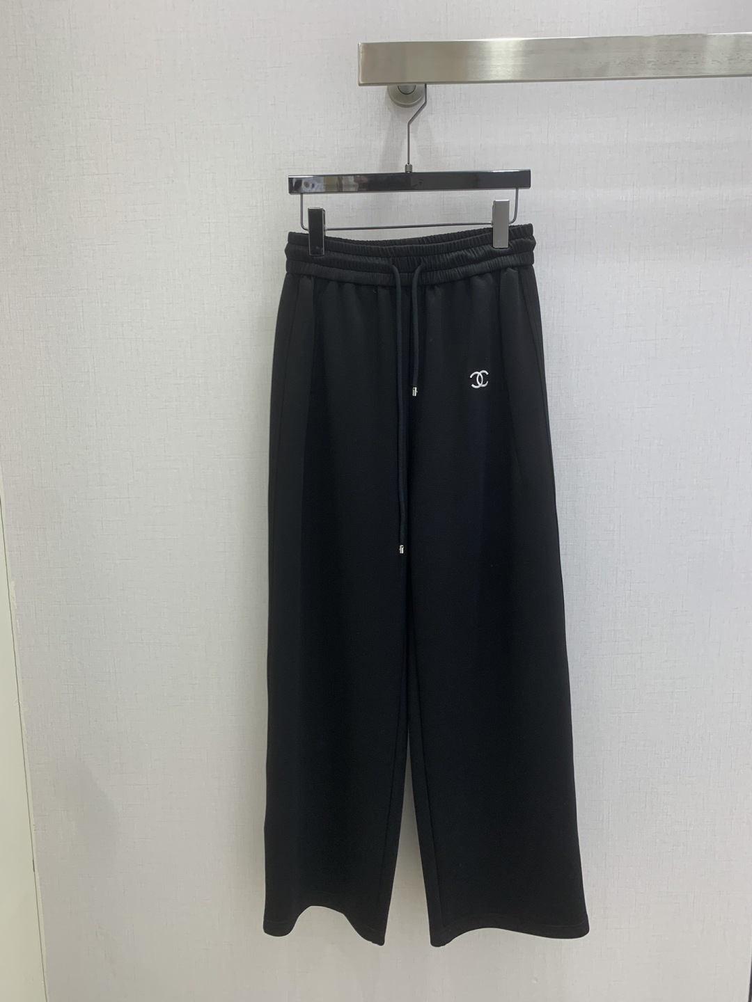 NO:792854,Highly recommended 26 early spring new embroidered drawstring wide-leg trousers. Fashionable and easy-to-wear wide-leg trousers for walking. Versatile style. Advanced customization. Casual and free!  Not only is the color beautiful, the texture is also great!  Retro and fashionable, it can be worn by all body types!  Two colors SML code high quality ABC,,19860909强烈推荐 26早春新款 刺绣抽绳阔腿长裤 时髦好穿度爆棚的行走的阔腿裤 风格百搭 高级定制 随性洒脱！不旦颜色美,质感也敲好！复古又时尚 各种身材都可以驾驭！两个色 SML码 高品质ABC,,,Women's clothing