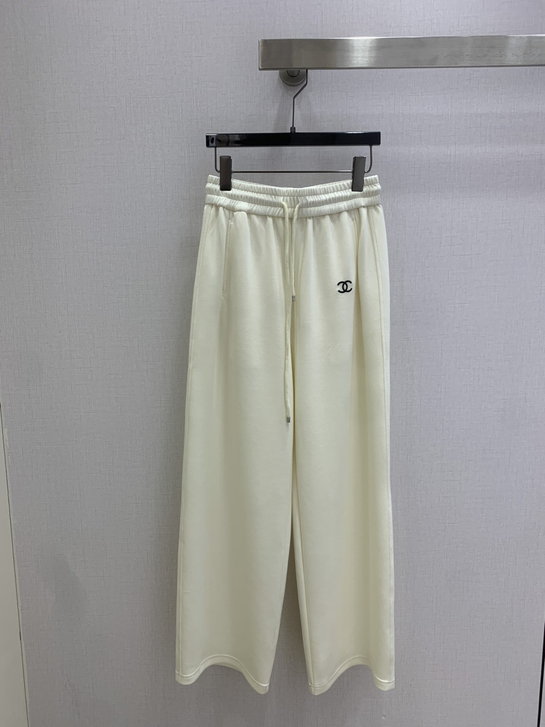 NO:792848,Highly recommended 26 early spring new embroidered drawstring wide-leg trousers. Fashionable and easy-to-wear wide-leg trousers for walking. Versatile style. Advanced customization. Casual and free!  Not only is the color beautiful, the texture is also great!  Retro and fashionable, it can be worn by all body types!  Two colors SML code high quality ABC,,19860909强烈推荐 26早春新款 刺绣抽绳阔腿长裤 时髦好穿度爆棚的行走的阔腿裤 风格百搭 高级定制 随性洒脱！不旦颜色美,质感也敲好！复古又时尚 各种身材都可以驾驭！两个色 SML码 高品质ABC,,,Women's clothing