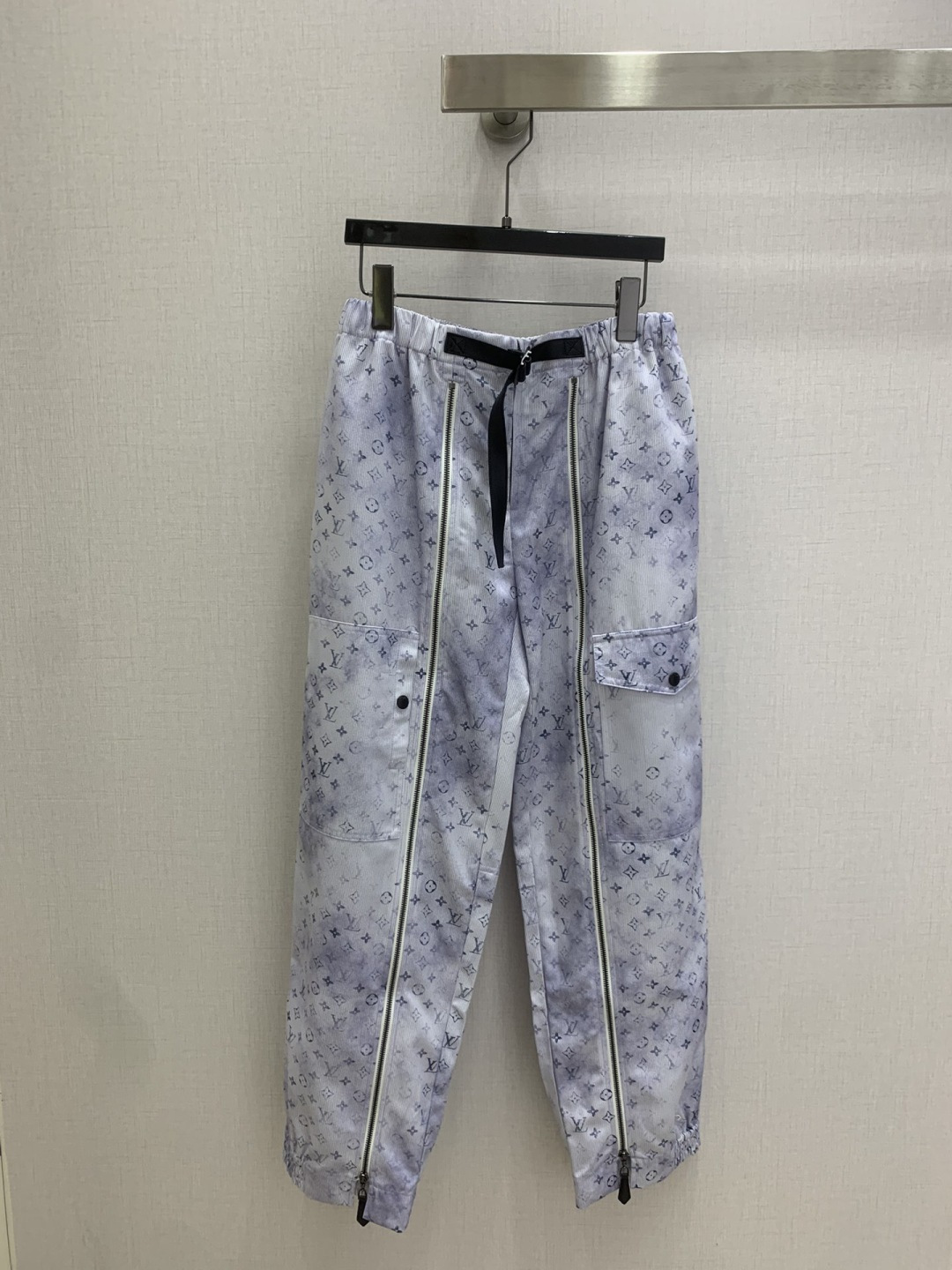 NO:792242,Highly recommended for the early spring of 26. Presbyopic leather buckle zipper trousers. There is no reason to refuse them. It has a cool style and is OK for daily commuting, regardless of the occasion. The design is unique, the layering is richer, and the small details are a plus. One color, SMLXL code, high quality ABC,,19860909强烈推荐 26早春新款 老花皮扣拉链长裤 没有理由可以拒绝它.可A可飒的风格,日常通勤穿什么的都是很OK的,不挑场合的.设计独特 层次感更加丰富,满满小细节太加分了 一个色 SMLXL码 高品质ABC,,,Women's clothing