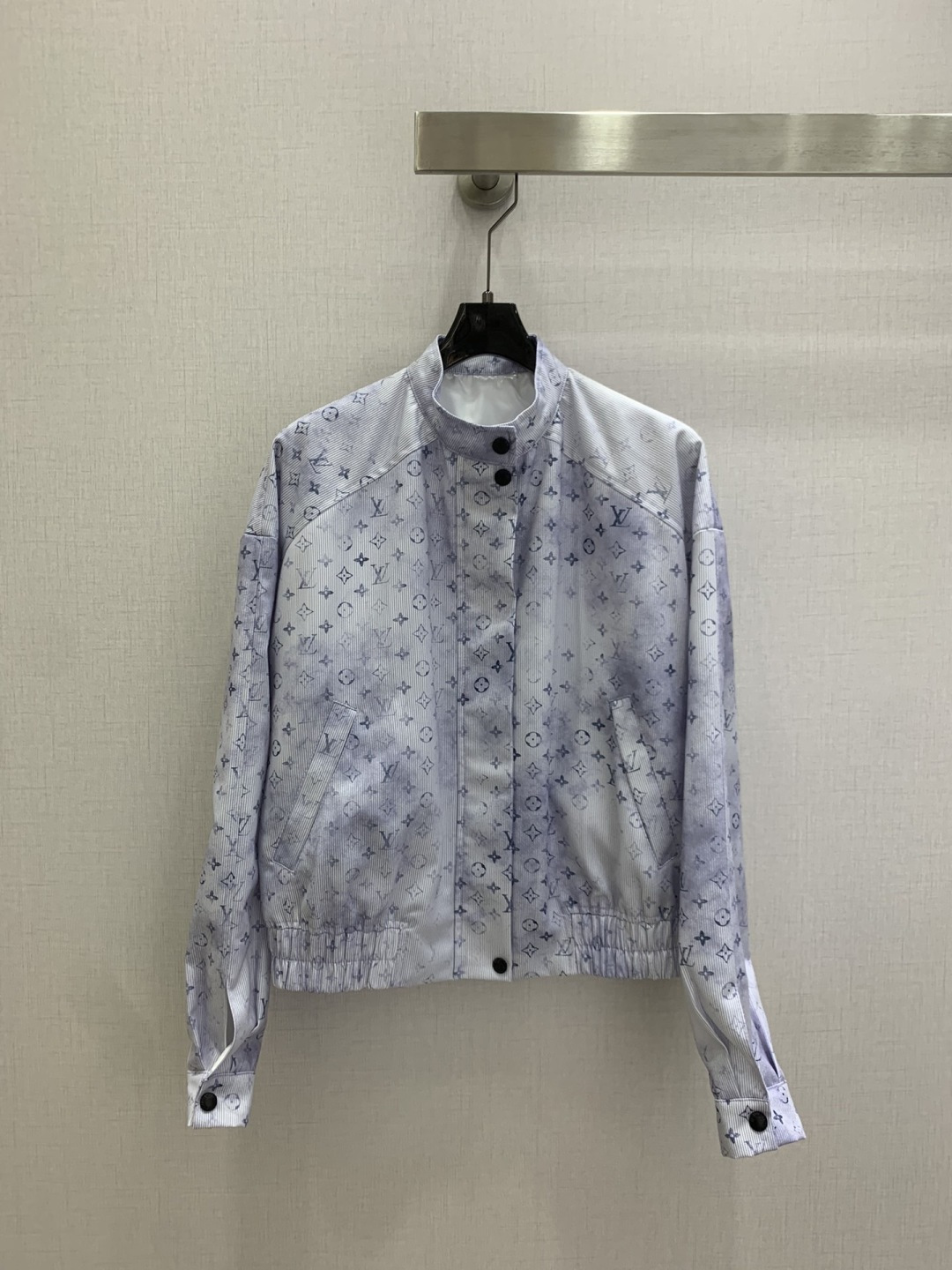 NO:792238,Highly recommended for the early spring of 26, the old flower stand collar jacket has no reason to refuse it. It has a cool style and can be worn for daily commuting, regardless of the occasion. The design is unique, the layering is richer, and it is full of small details that are a plus. One color, SMLXL code, high quality ABC,,jackets & coats,jackets & coats,19860909强烈推荐 26早春新款 老花立领夹克外套 没有理由可以拒绝它.可A可飒的风格,日常通勤穿什么的都是很OK的,不挑场合的.设计独特 层次感更加丰富,满满小细节太加分了 一个色 SMLXL码 高品质ABC,,jackets & coats,jackets & coats,,Women's clothing