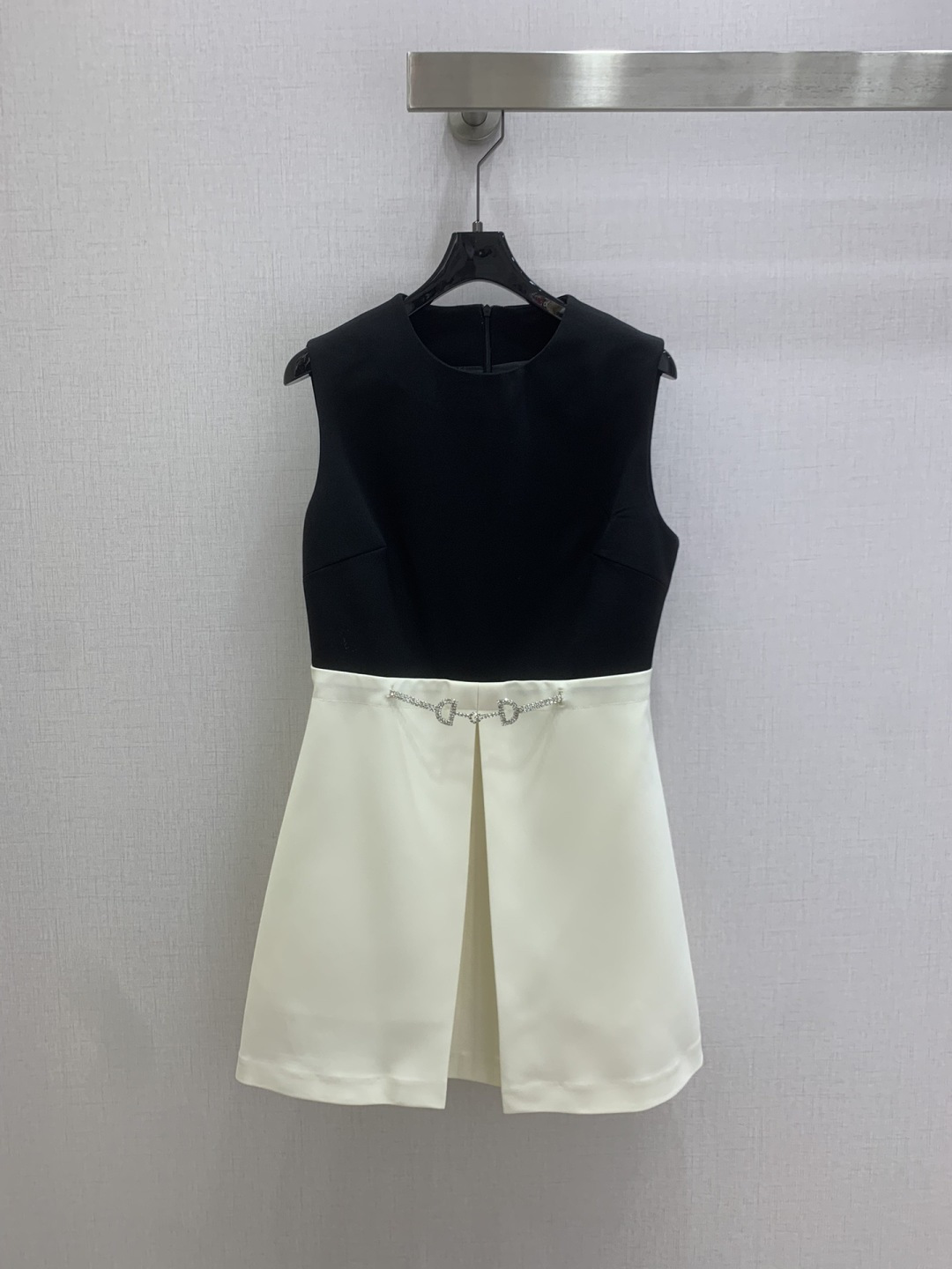 NO:792232,Highly recommended for the early spring of 26, the new spliced ​​chain vest dress is a classic design. The upper body is exquisite and capable, and it can be matched with ease!  The customized imported fabrics are crisp and stylish, with a full sense of high-end. Full of texture and fashionable, it is recommended to buy!  The quality of workmanship depends on the details. One color, SMLXL code, high quality ABC, skirts,19860909强烈推荐 26早春新款 拼接链条背心连衣裙 经典款设计 上身精致又干练得体,搭配起来随心应手！定制的进口面料挺括有型 满满的高级感.质感十足,时尚潮流 ,推荐入手！ 做工品质看细节 一个色 SMLXL码 高品质ABC,,skirts,,Women's clothing