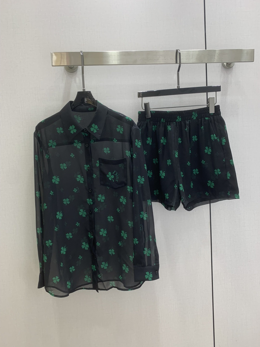 NO:792830,Highly recommended for the early spring of 26, the new four-leaf clover print shorts suit is slightly see-through, looming, fashionable and discreet. A cute style, full of small details, which is a plus. Exquisite workmanship, age-reducing fashion, good hold style, won the hearts of fairies, soft and textured, classic work, two colors SML code, high quality ABC,, shorts,19860909强烈推荐 26早春新款 四叶草印花短裤套装 微透视 若隐若现时尚小心机 可A可乖的风格,满满小细节太加分了.做工精致 减龄时尚 好HOLD住造型 深得仙女心 柔软有质感 经典之作 两个色 SML码 高品质ABC,,shorts,,Women's clothing