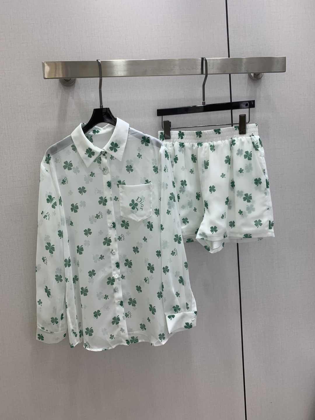 NO:792853,Highly recommended for the early spring of 26, the new four-leaf clover print shorts suit is slightly see-through, looming, fashionable and discreet. A cute style, full of small details, which is a plus. Exquisite workmanship, age-reducing fashion, good hold style, won the hearts of fairies, soft and textured, classic work, two colors SML code, high quality ABC,, shorts,19860909强烈推荐 26早春新款 四叶草印花短裤套装 微透视 若隐若现时尚小心机 可A可乖的风格,满满小细节太加分了.做工精致 减龄时尚 好HOLD住造型 深得仙女心 柔软有质感 经典之作 两个色 SML码 高品质ABC,,shorts,,Women's clothing