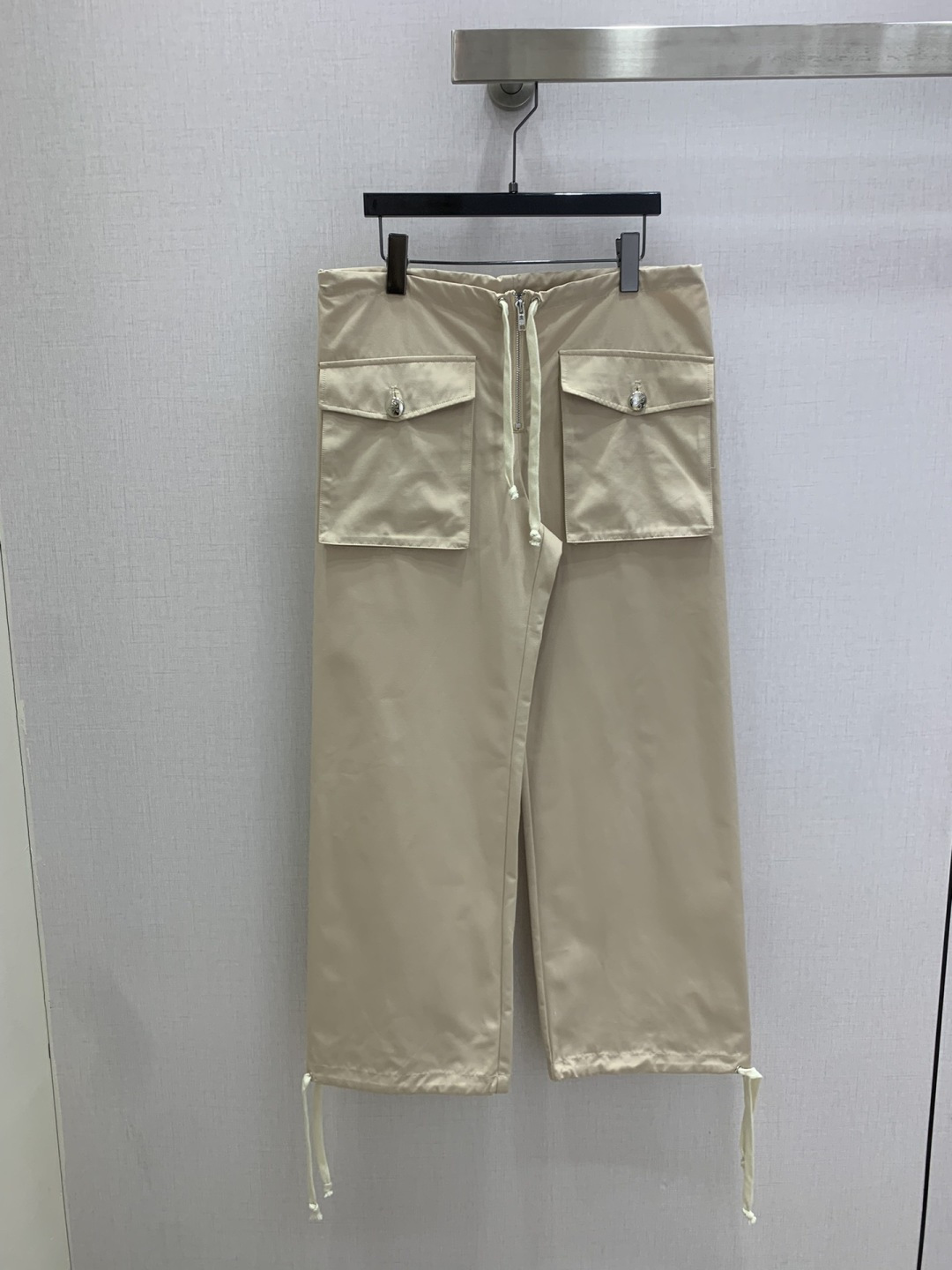 NO:792835,Highly recommended 26 early spring new style, double pocket drawstring wide-leg trousers, fashionable and easy-to-wear walking overalls, versatile style, advanced customization, casual and easy!  Not only is the color beautiful, the texture is also great!  Retro and fashionable, it can be worn by all body types!  One color SML code high quality ABC,,19860909强烈推荐 26早春新款 双口袋抽绳阔腿长裤 时髦好穿度爆棚的行走的工装裤 风格百搭 高级定制 随性洒脱！不旦颜色美,质感也敲好！复古又时尚 各种身材都可以驾驭！一个色 SML码 高品质ABC,,,Women's clothing