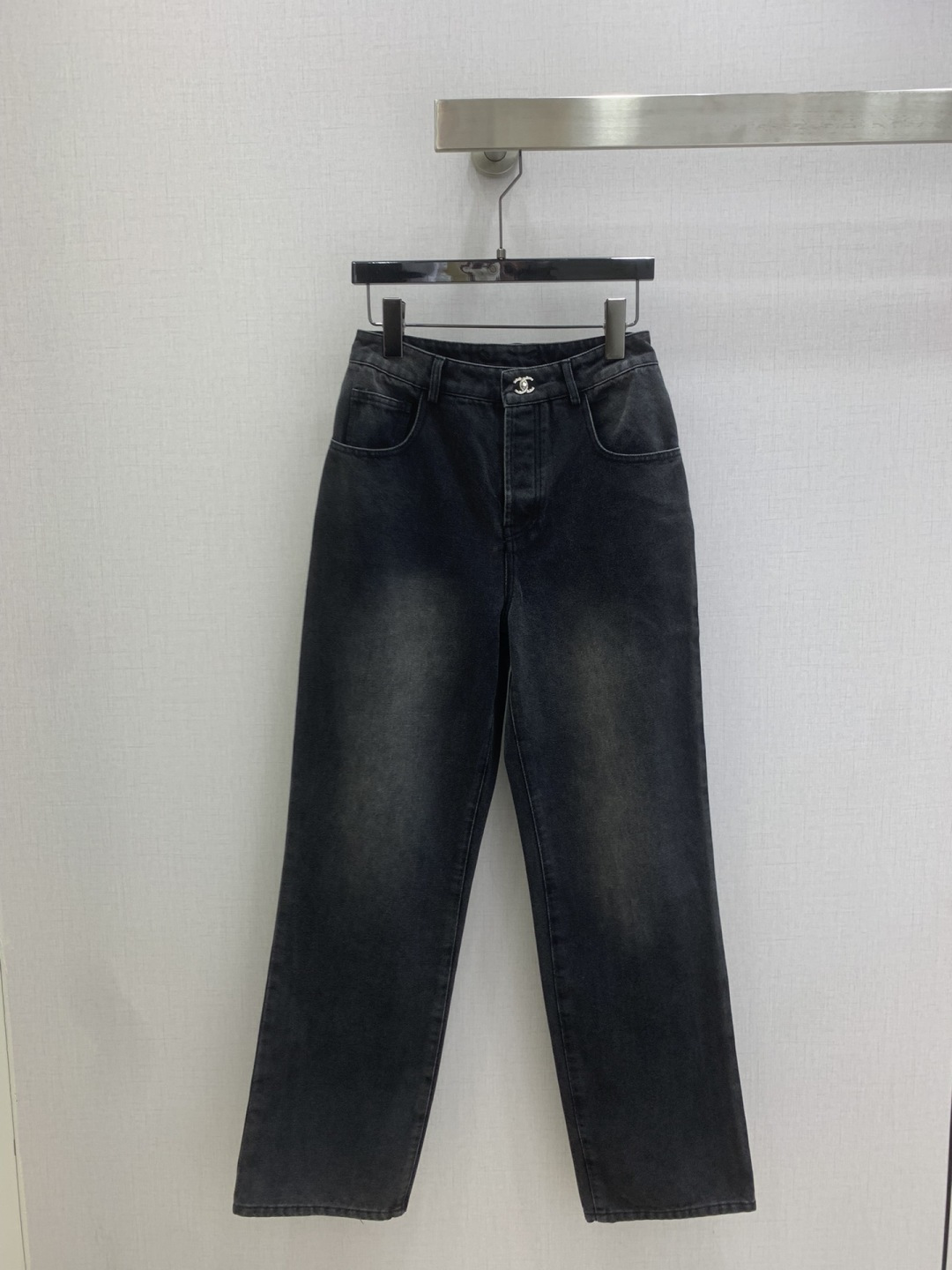 NO:792852,Highly recommended for the early spring of 26. Pocket double C denim trousers. The whole piece is three-dimensional. It is all-around exquisite and can be worn by celebrities. The upper body is super covered and slimming. The proportion of the legs is super stretched. It is easy to match. It is simple and refreshing. It has a refreshing and fashionable sense of high-end. It is elegant and fashionable in daily life. It is versatile. The color is very beautiful. The fabric is high-end and textured. A must-have for dates and shopping. Three colors SML code, high quality ABC,,19860909强烈推荐 26早春新款 口袋双C牛仔长裤 整件立体剪裁 全方位精致做明星穿搭 上身超级遮肉显瘦 超拉腿部比例 巨好搭配 简简单单 穿出清爽时髦的高级感 日常优雅又时髦巨百搭 颜色很好看 面料高级又有质感 约会逛街必备 三个色 SML码 高品质ABC,,,Women's clothing