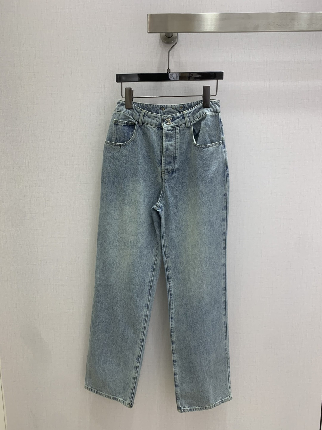 NO:792846,Highly recommended for the early spring of 26. Pocket double C denim trousers. The whole piece is three-dimensional. It is all-around exquisite and can be worn by celebrities. The upper body is super covered and slimming. The proportion of the legs is super stretched. It is easy to match. It is simple and refreshing. It has a refreshing and fashionable sense of high-end. It is elegant and fashionable in daily life. It is versatile. The color is very beautiful. The fabric is high-end and textured. A must-have for dates and shopping. Three colors SML code, high quality ABC,,19860909强烈推荐 26早春新款 口袋双C牛仔长裤 整件立体剪裁 全方位精致做明星穿搭 上身超级遮肉显瘦 超拉腿部比例 巨好搭配 简简单单 穿出清爽时髦的高级感 日常优雅又时髦巨百搭 颜色很好看 面料高级又有质感 约会逛街必备 三个色 SML码 高品质ABC,,,Women's clothing