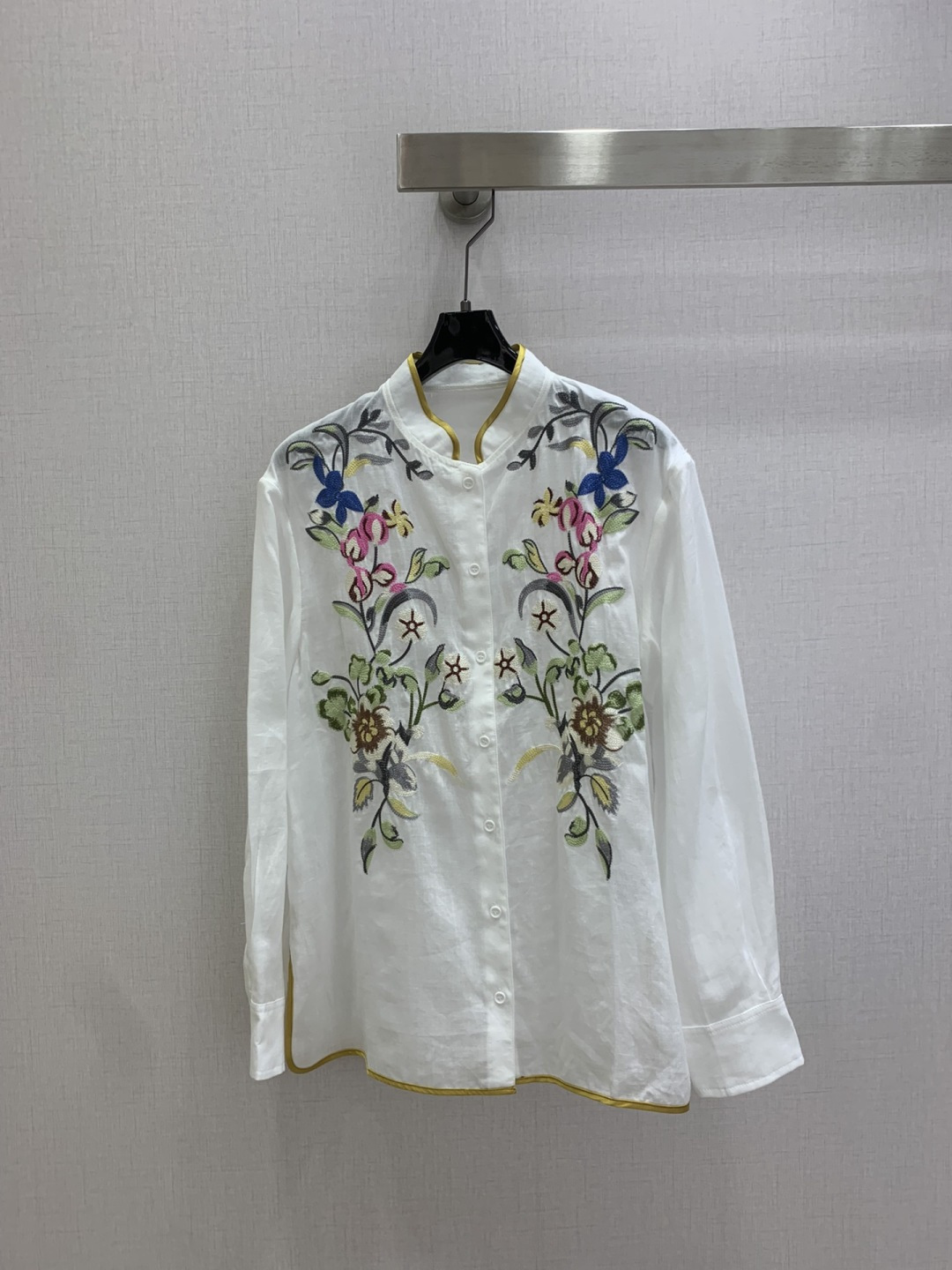 NO:792840,Highly recommended 26 early spring new style embroidered floral Tencel linen shirt, retro and fashionable, low-key temperament and luxurious high-end!  The styles are versatile and not picky, customized technical fabrics, workmanship quality depends on the details. Bai Fumei is a must-have!  One color SML code high quality ABC, shirts,19860909强烈推荐 26早春新款 刺绣花卉天丝麻衬衫 复古时髦 低调气质又奢华高级！版型百搭不挑人,定制科技面料 做工品质看细节.白富美必入！一个色 SML码 高品质ABC,,shirts,,Women's clothing