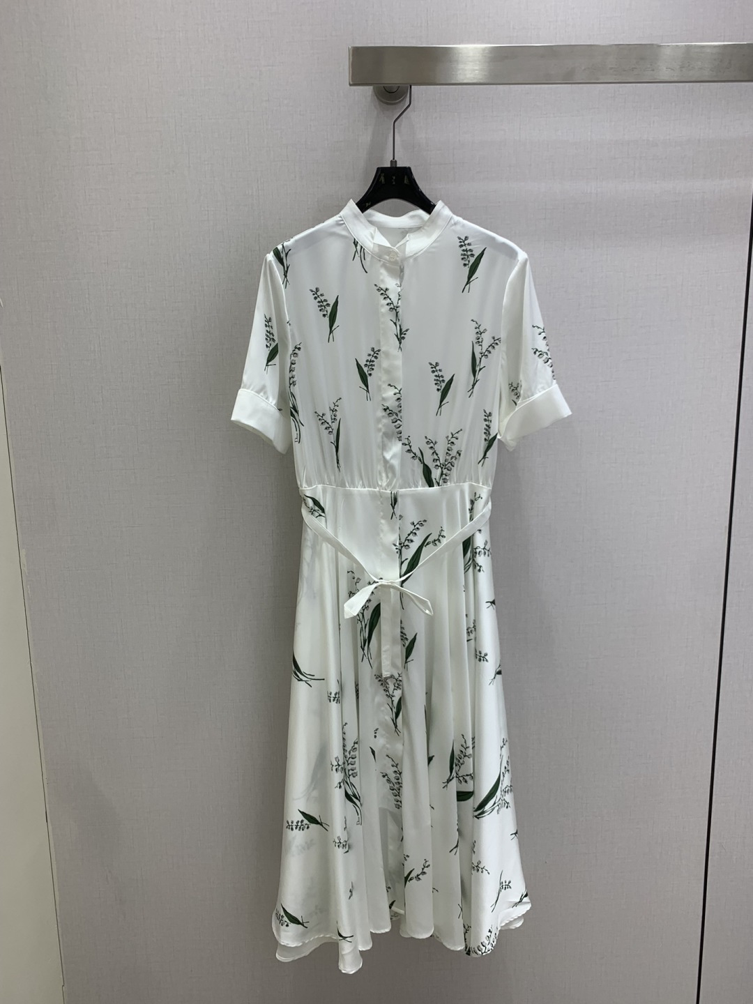 NO:792834,Highly recommended 26 early spring new style printed cuffed short-sleeved lace-up dress, silky fabric, retro and fashionable, low-key temperament and luxurious and high-end!  The styles are versatile and not picky, customized technical fabrics, workmanship quality depends on the details. Bai Fumei is a must-have!  One color SML code high quality ABC,,skirts,T-shirt,19860909强烈推荐 26早春新款 印花翻边短袖系带连衣裙 丝滑面料 复古时髦 低调气质又奢华高级！版型百搭不挑人,定制科技面料 做工品质看细节.白富美必入！一个色 SML码 高品质ABC,,skirts,T-shirt,,Women's clothing
