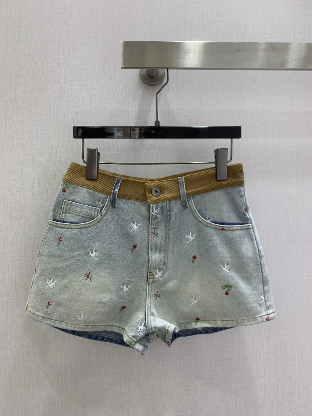 NO:792813,Highly recommended for the early spring of 26, embroidered lapel denim short-sleeved jacket, embroidered denim shorts, separate batches, high-end production ~ super fashionable new denim denim, fermentation-washed personalized color upper body, cool and sassy. Made of customized high-quality twill cotton washed denim fabric, fine texture, natural cotton feel, both muscular and soft, enzyme-washed color is not picky, classic color, super beautiful!  The details and workmanship are super good, new products are in stock and available for grabs, one color SML code, high quality, shorts, jackets & coats, T-shirts,19860909强烈推荐 26早春新款 刺绣翻领牛仔短袖外套拼边刺绣牛仔短裤 分开批 高版出品~超时髦新款丹宁牛仔 酵洗个性色调上身又酷又飒爽 采用定制高品质斜纹棉质水洗牛仔面料,纹理细腻,棉感自然,既有筋骨感又不失柔软,酵洗色不挑人的经典色,超级漂亮！细节做工超级好,新品现货开箱开抢 一个色 SML码 高品质,,shorts,jackets & coats,T-shirt,,Women's clothing