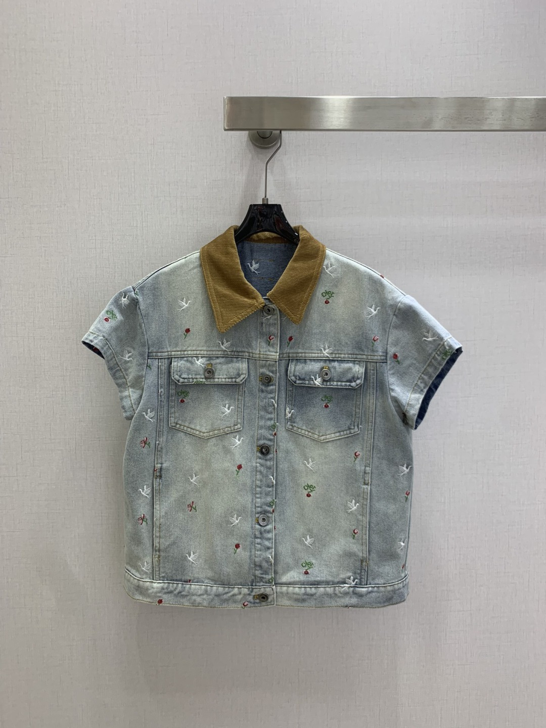 NO:792809,Highly recommended for the early spring of 26, embroidered lapel denim short-sleeved jacket, embroidered denim shorts, separate batches, high-end production ~ super fashionable new denim denim, fermentation-washed personalized color upper body, cool and sassy. Made of customized high-quality twill cotton washed denim fabric, fine texture, natural cotton feel, both muscular and soft, enzyme-washed color is not picky, classic color, super beautiful!  The details and workmanship are super good, new products are in stock, unboxing and grabbing, one color SML code, high quality, shorts, jackets & coats, T-shirts,19860909强烈推荐 26早春新款 刺绣翻领牛仔短袖外套拼边刺绣牛仔短裤 分开批 高版出品~超时髦新款丹宁牛仔 酵洗个性色调上身又酷又飒爽 采用定制高品质斜纹棉质水洗牛仔面料,纹理细腻,棉感自然,既有筋骨感又不失柔软,酵洗色不挑人的经典色,超级漂亮！细节做工超级好,新品现货开箱开抢 一个色 SML码 高品质外,,shorts,jackets & coats,T-shirt,,Women's clothing