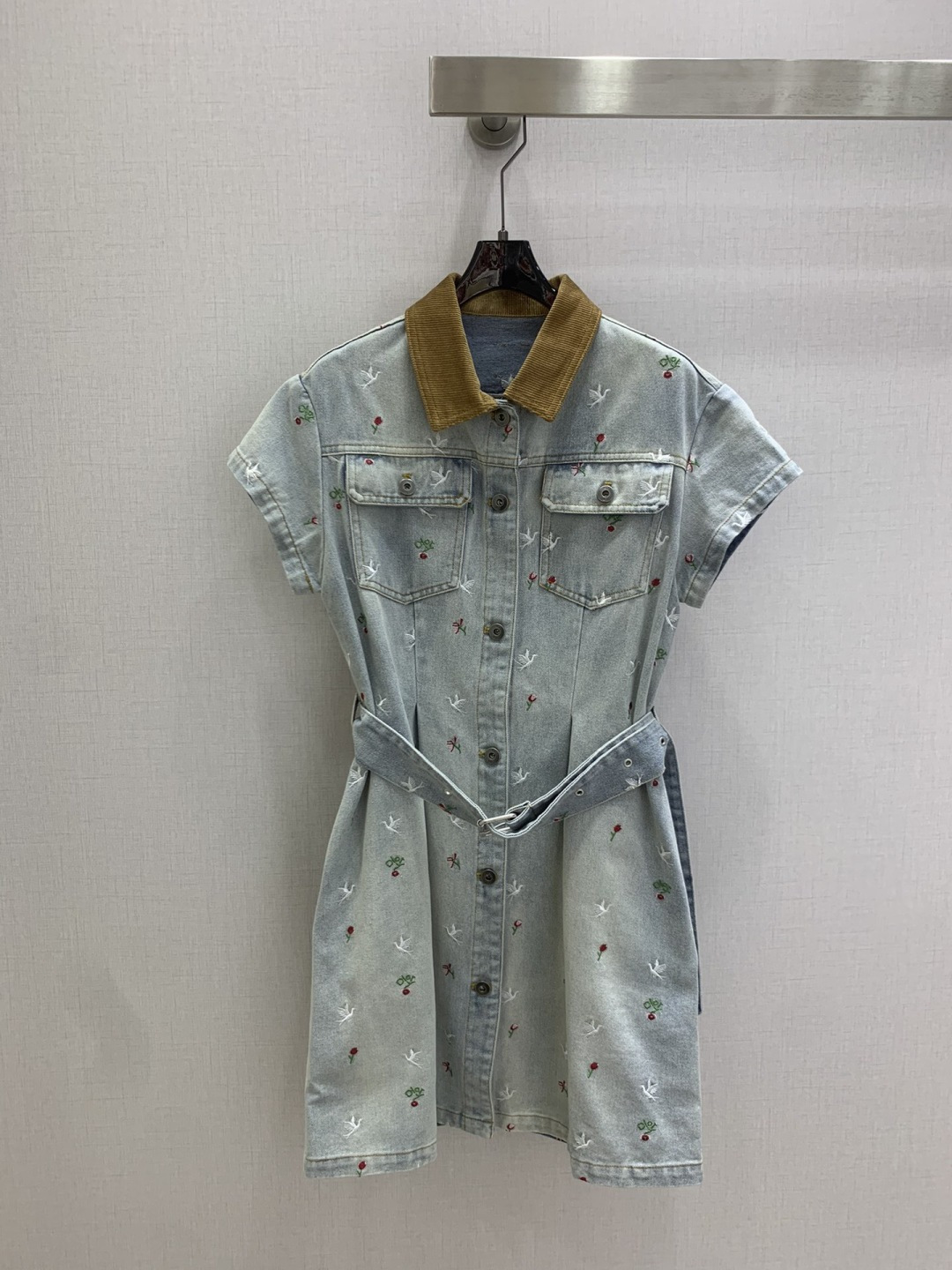 NO:792824,Highly recommended for the early spring of 26, the new lapel belt short-sleeved denim dress is a high-end product ~ super fashionable new denim denim. The fermentation-washed personalized color tone is cool and sassy on the upper body. It is made of customized high-quality twill cotton washed denim fabric, with fine texture and natural cotton feel. It is muscular yet soft. The fermentation-washed color is a classic color that is not picky, super beautiful!  The details and workmanship are super good. New products are in stock and available for grabs. One color SML code. High quality ABC, skirts, T-shirts, etc.19860909强烈推荐 26早春新款 翻领腰带短袖牛仔连衣裙 高版出品~超时髦新款丹宁牛仔 酵洗个性色调上身又酷又飒爽 采用定制高品质斜纹棉质水洗牛仔面料,纹理细腻,棉感自然,既有筋骨感又不失柔软,酵洗色不挑人的经典色,超级漂亮！细节做工超级好,新品现货开箱开抢 一个色 SML码 高品质ABC,,skirts,T-shirt,,Women's clothing