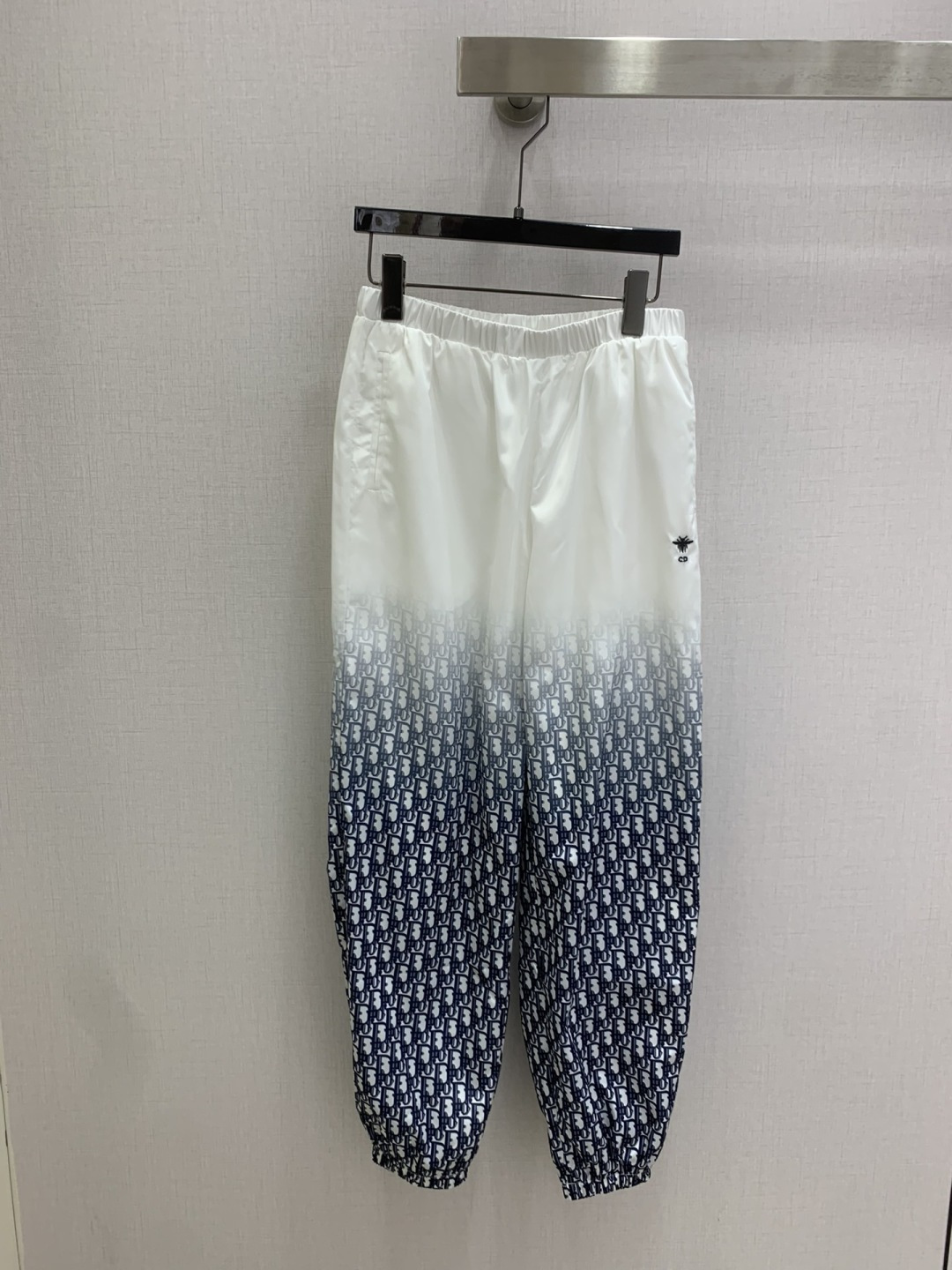 NO:793321,Highly recommended 26 early spring new style, gradient old bouquet leg trousers, ultra-light fabric, special material with texture, great attention to every small detail, just the right sense of high-end, three-dimensional tailoring, making the upper body of the garment more refined and western-style. The real thing is amazing!  Two colors SML code high quality ABC,,19860909强烈推荐 26早春新款 渐变老花束脚长裤 超轻薄面料 特殊材质有肌理感 每个小细节都非常注重 恰到好处的高级感 立体剪裁 让成衣上身更为精致洋气 实物太赞啦！两个色 SML码 高品质ABC,,,Women's clothing
