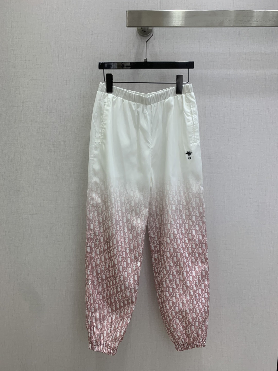 NO:793325,Highly recommended 26 early spring new style, gradient old bouquet leg trousers, ultra-light fabric, special material with texture, great attention to every small detail, just the right sense of high-end, three-dimensional tailoring, making the upper body of the garment more refined and western-style. The real thing is amazing!  Two colors SML code high quality ABC,,19860909强烈推荐 26早春新款 渐变老花束脚长裤 超轻薄面料 特殊材质有肌理感 每个小细节都非常注重 恰到好处的高级感 立体剪裁 让成衣上身更为精致洋气 实物太赞啦！两个色 SML码 高品质ABC,,,Women's clothing