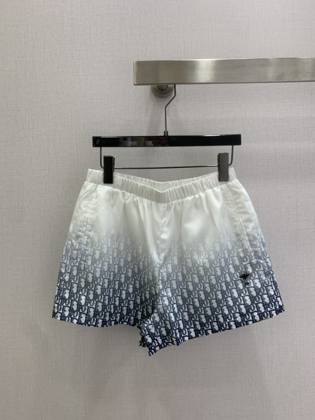 NO:793329,Highly recommended 26 early spring new style gradient presbyopic shorts, ultra-light fabric, special material with texture, great attention to every small detail, just the right sense of high-end, three-dimensional tailoring, making the upper body of the garment more refined and western-style. The real thing is amazing!  Two colors SML code high quality ABC,,shorts,19860909强烈推荐 26早春新款 渐变老花短裤 超轻薄面料 特殊材质有肌理感 每个小细节都非常注重 恰到好处的高级感 立体剪裁 让成衣上身更为精致洋气 实物太赞啦！两个色 SML码 高品质ABC,,shorts,,Women's clothing