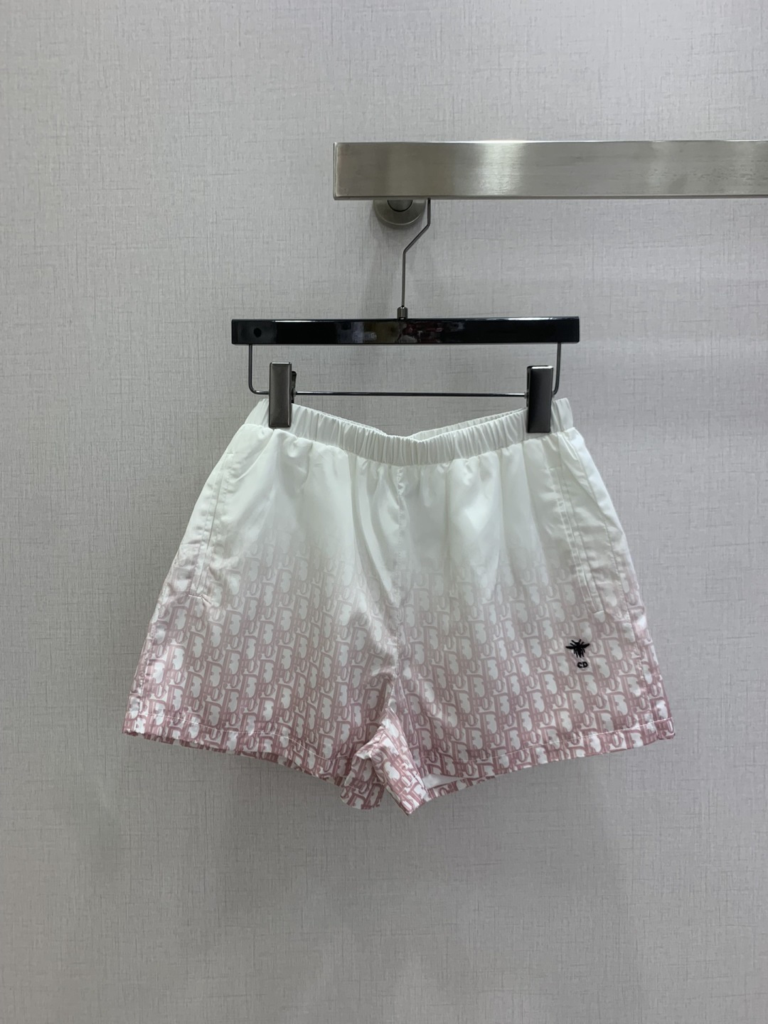 NO:793335,Highly recommended 26 early spring new style gradient presbyopic shorts, ultra-light fabric, special material with texture, great attention to every small detail, just the right sense of high-end, three-dimensional tailoring, making the upper body of the garment more refined and western-style. The real thing is amazing!  Two colors SML code high quality ABC,,shorts,19860909强烈推荐 26早春新款 渐变老花短裤 超轻薄面料 特殊材质有肌理感 每个小细节都非常注重 恰到好处的高级感 立体剪裁 让成衣上身更为精致洋气 实物太赞啦！两个色 SML码 高品质ABC,,shorts,,Women's clothing