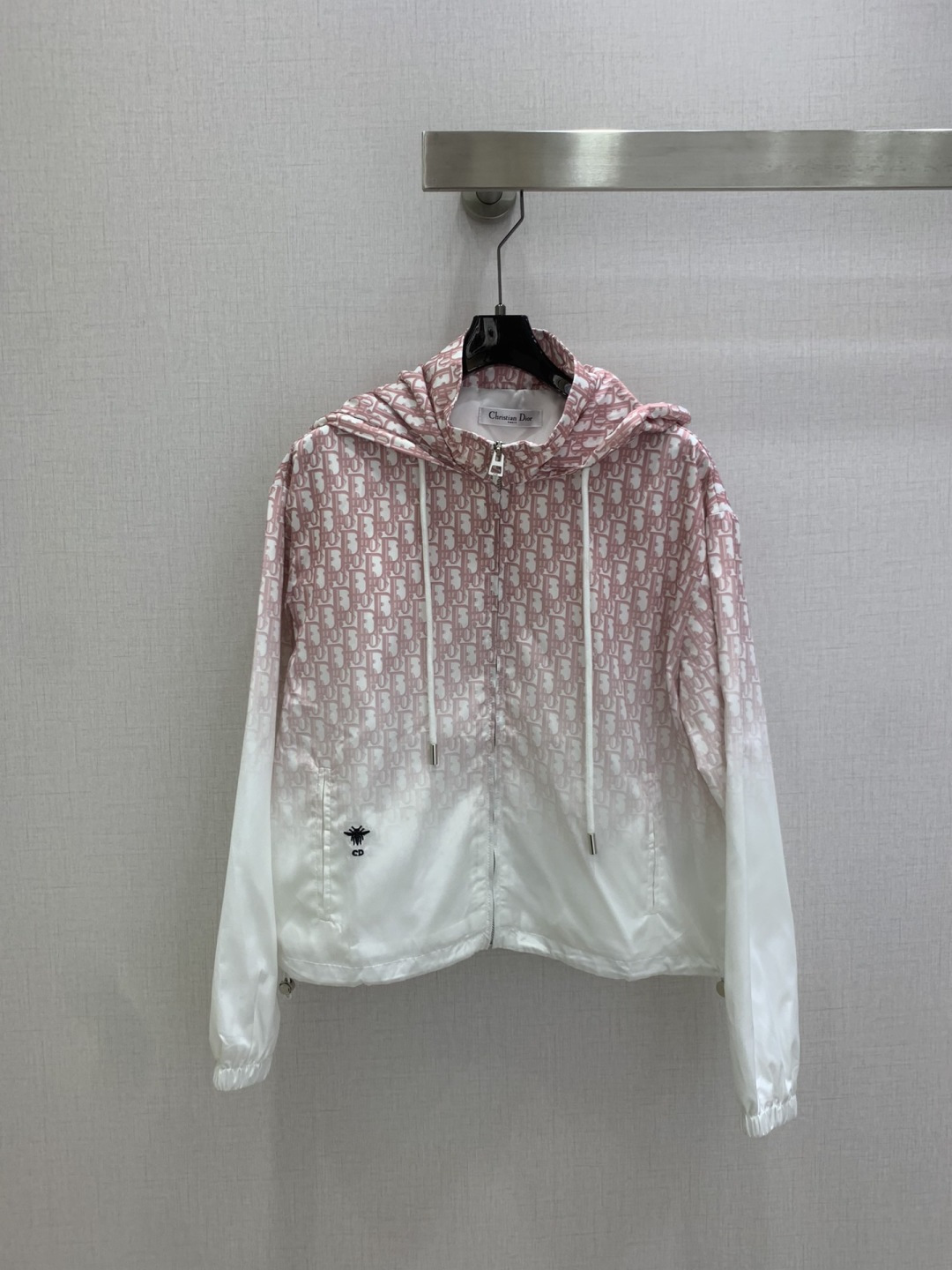 NO:793318,Highly recommended 26 early spring new style gradient presbyopic hooded jacket, ultra-light fabric, special material with texture, great attention to every small detail, just the right sense of high-end, three-dimensional tailoring, making the upper body of the garment more refined and western-style. The real thing is amazing!  Two colors SML code high quality ABC,,jackets & coats,hats,19860909强烈推荐 26早春新款 渐变老花连帽外套 超轻薄面料 特殊材质有肌理感 每个小细节都非常注重 恰到好处的高级感 立体剪裁 让成衣上身更为精致洋气 实物太赞啦！两个色 SML码 高品质ABC,,jackets & coats,hats,,Women's clothing