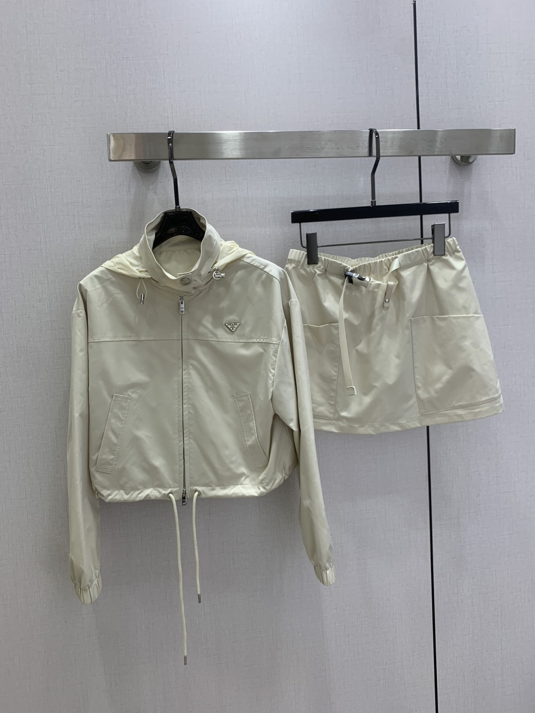 NO:793322,Highly recommended for the early spring of 26. Workwear buckle skirt suit with hood removed. There is no reason to reject it. It has a cool style and is OK for daily commuting, regardless of the occasion. The design is unique, the layering is richer, and the small details are a plus. One color SML code, high quality AB,,skirts,hats,19860909强烈推荐 26早春新款 工装卡扣半裙套装 帽子拆卸 没有理由可以拒绝它.可A可飒的风格,日常通勤穿什么的都是很OK的,不挑场合的.设计独特 层次感更加丰富,满满小细节太加分了 一个色 SML码 高品质AB,,skirts,hats,,Women's clothing