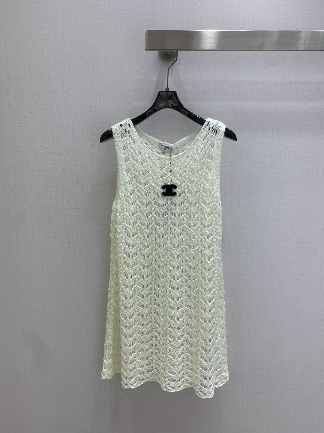 NO:793326,Highly recommended for the early spring of 26. Sleeveless knitted hollow dress. Handmade wavy hollow weaving. Translucent and light fabric, soft and breathable. Has a hazy atmosphere. Round neck cut just exposes the collarbone. Modifies the neck line. The wavy edge of the hem adds a sense of smart girliness. The iconic double C logo on the chest is low-key and elegant. Gentle and advanced milky white tone. Does not pick the skin color. Can be worn casually with a sense of effortless sophistication. One color SML code. High quality ABC,,skirts,19860909强烈推荐 26早春新款 无袖针织镂空连衣裙 手工感波浪镂空织法 通透轻盈面料柔软透气 自带朦胧氛围感 圆领剪裁恰好露出锁骨 修饰脖颈线条 下摆波浪边添了几分灵动少女感 胸口标志性双C标识低调大气 温柔又高级的奶白色调 不挑肤色 随便一搭都能穿出不费力的精致感 一个色 SML码 高品质ABC,,skirts,,Women's clothing